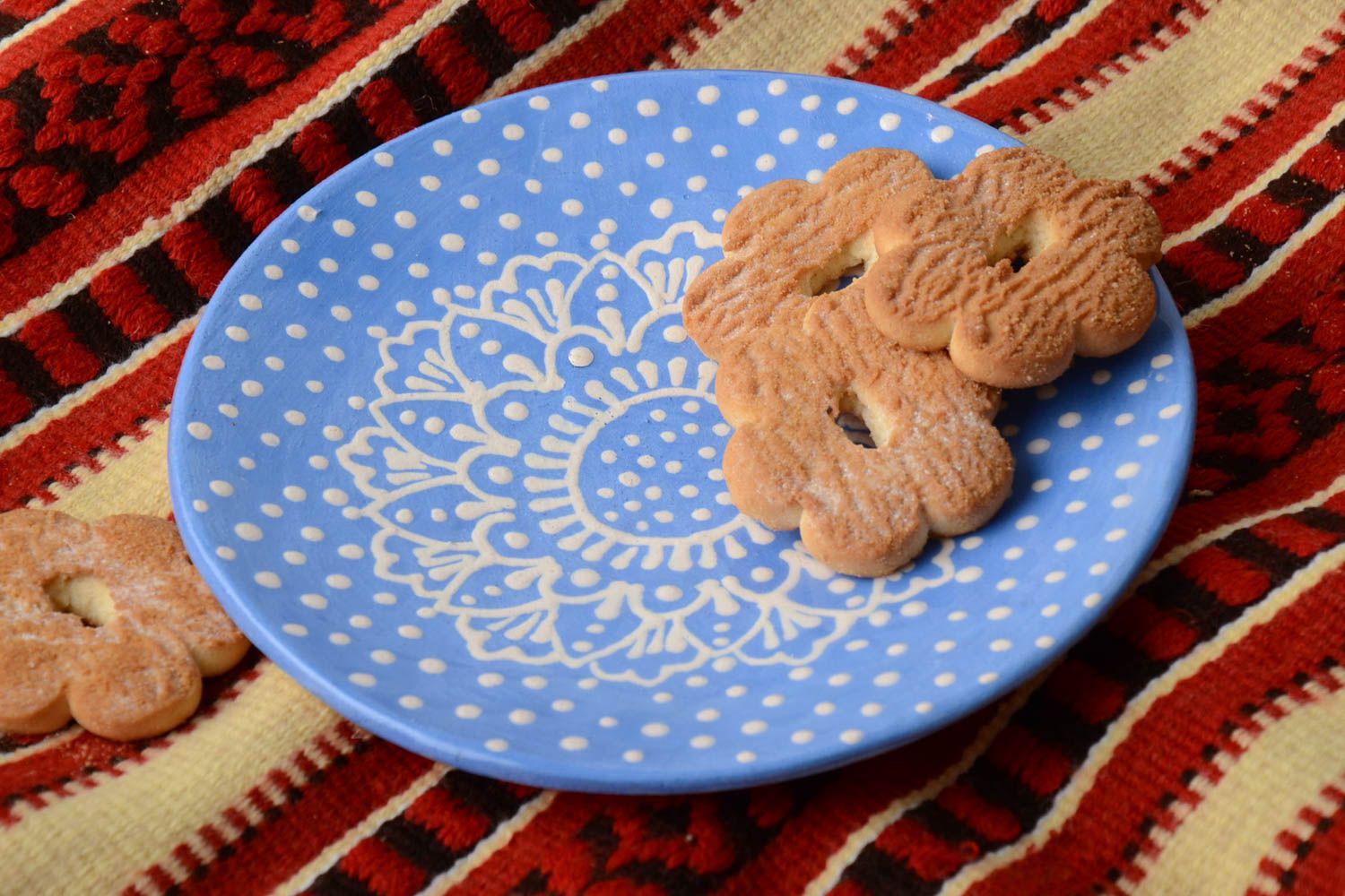 Глиняное блюдце голубое в горошек с узорами маленькое красивое ручной работы фото 1