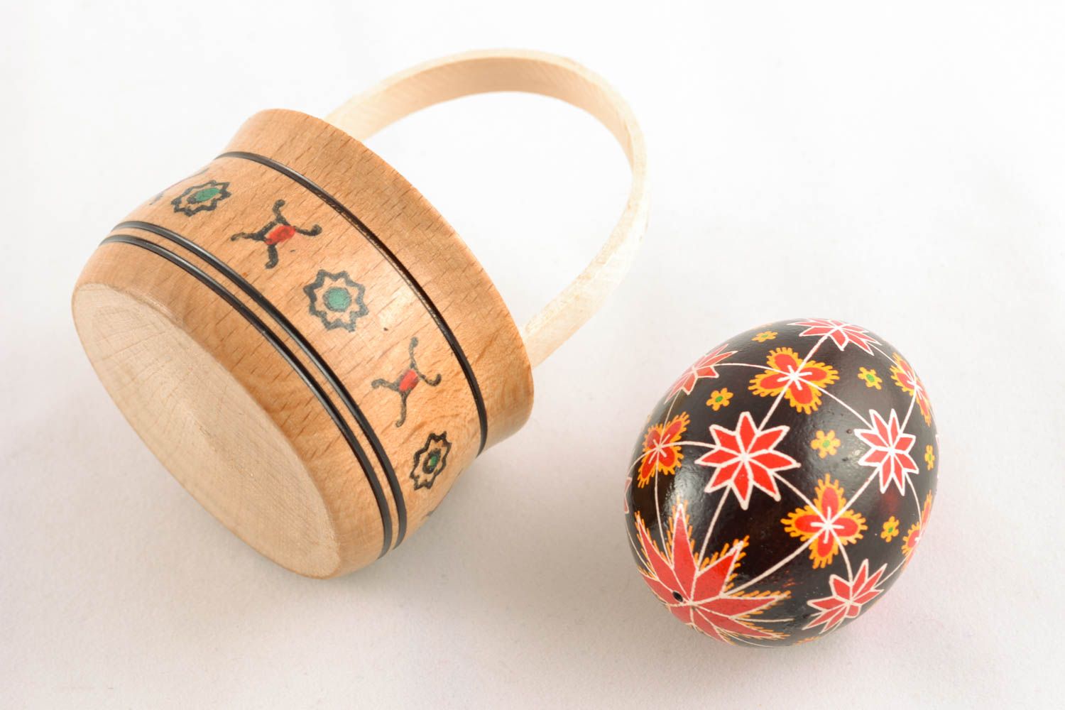 Oeuf de Pâques décoratif fait main original dans le panier photo 3