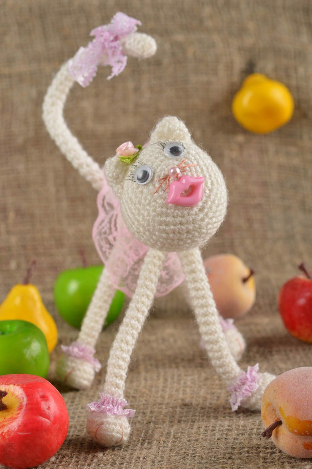 Jouet chat fait main blanc Décor maison tricoté au crochet Cadeau original photo 1
