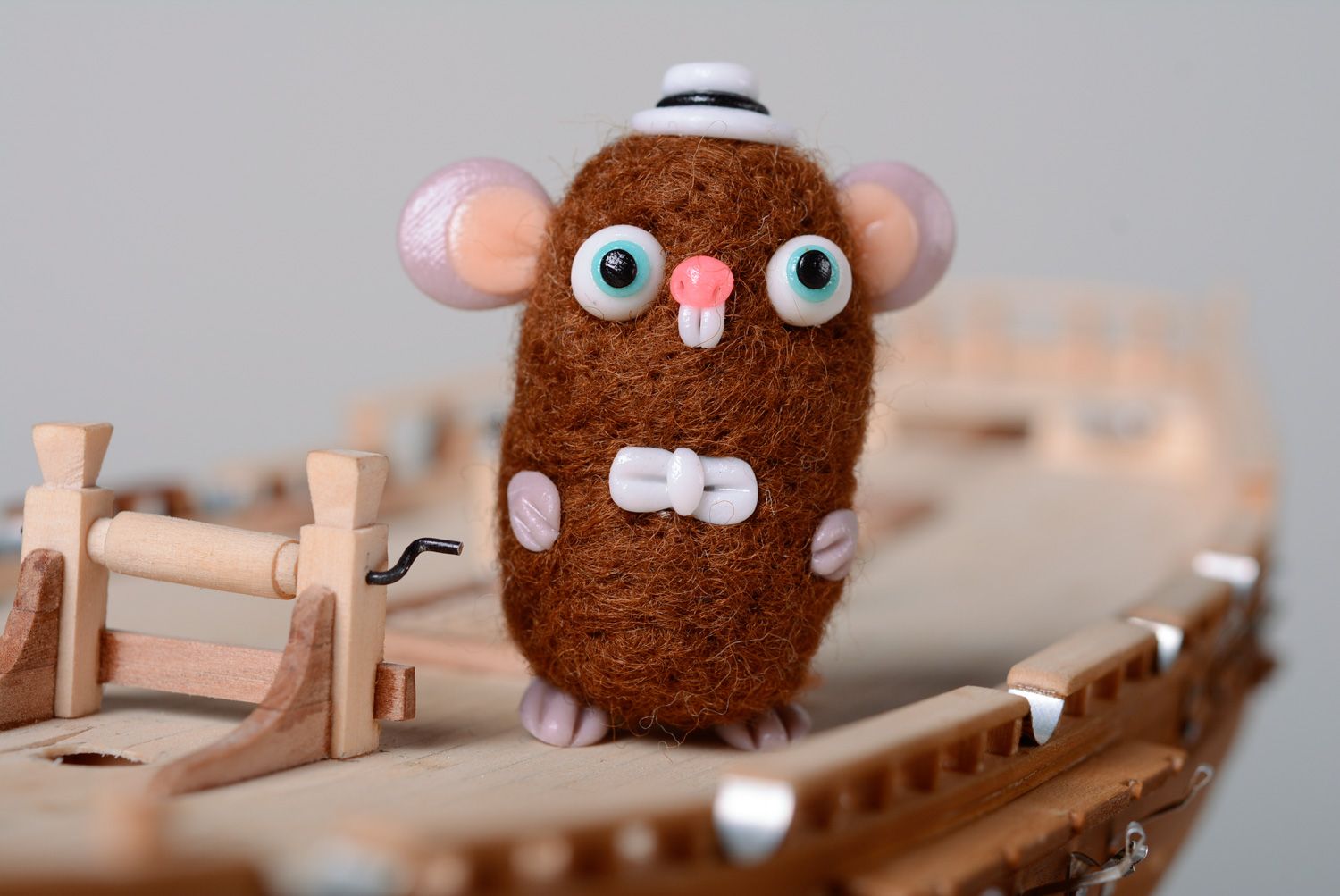 Handmade miniatur Kuscheltier Maus aus Wolle in Trockenfilzen Technik foto 1