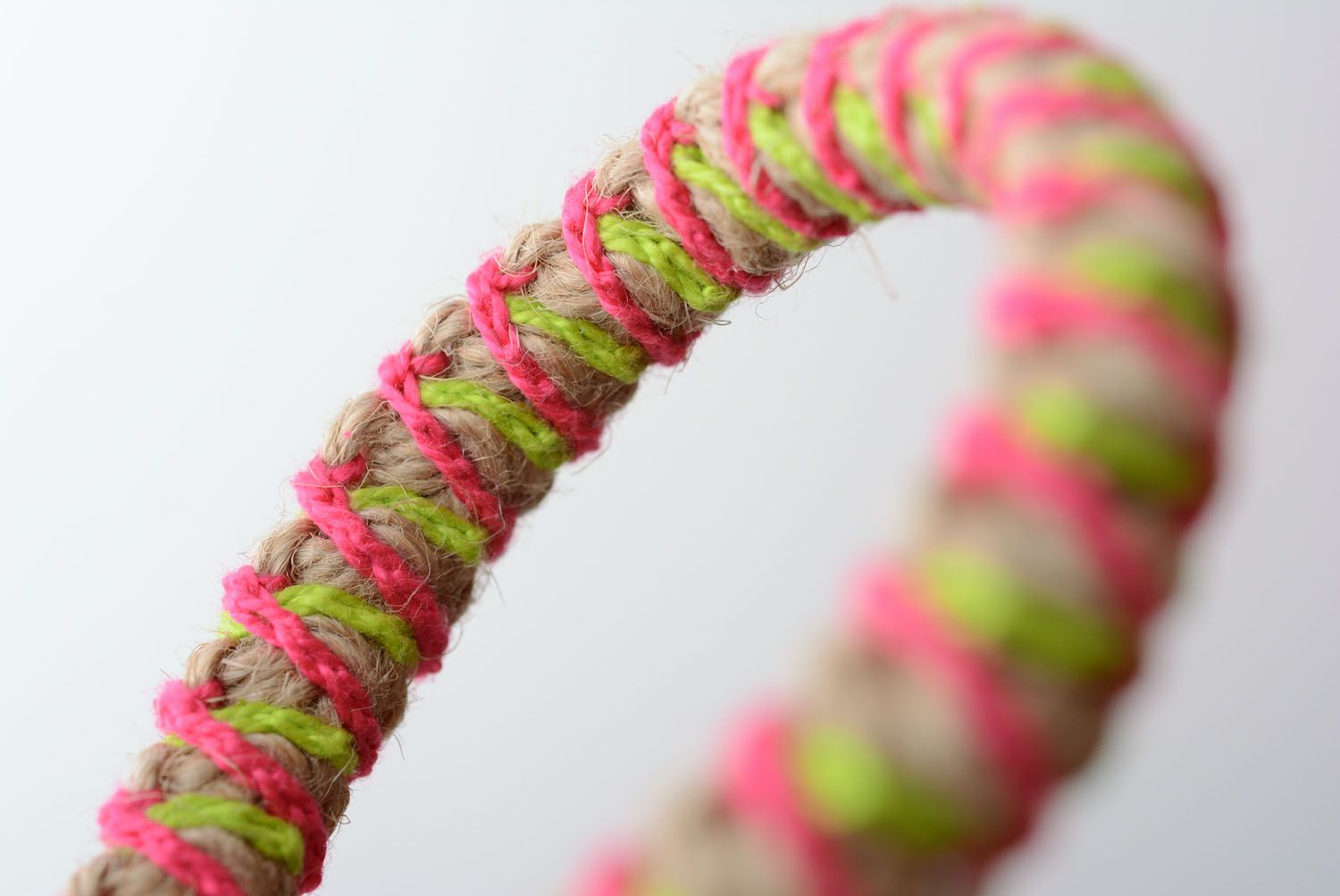 Разноцветный плетеный браслет фото 4