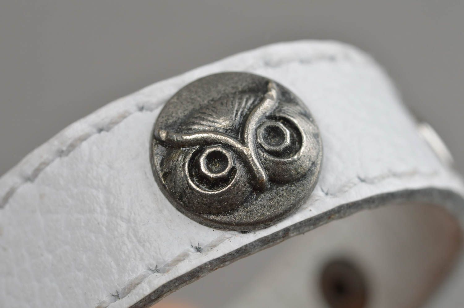 Künstlerisches Armband aus Leder in Weiß und Metall Knopf dünn Handarbeit  toll foto 10