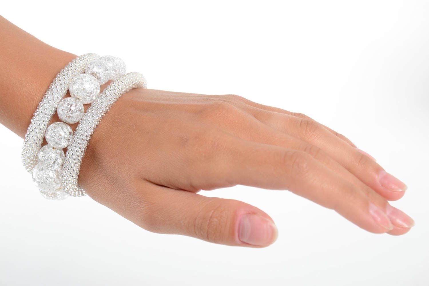Handmade weißes Armband Schmuck aus Rocailles und Glasperlen Frauen Accessoire foto 5