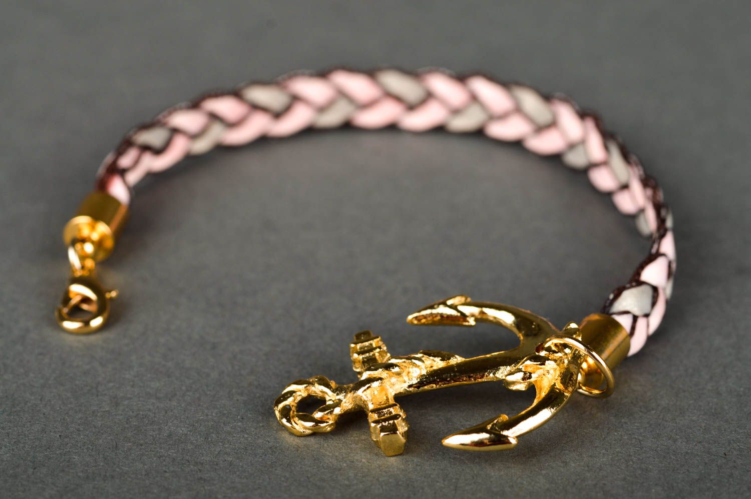 Дизайнерское украшение браслет ручной работы розовый женский браслет из лент фото 5