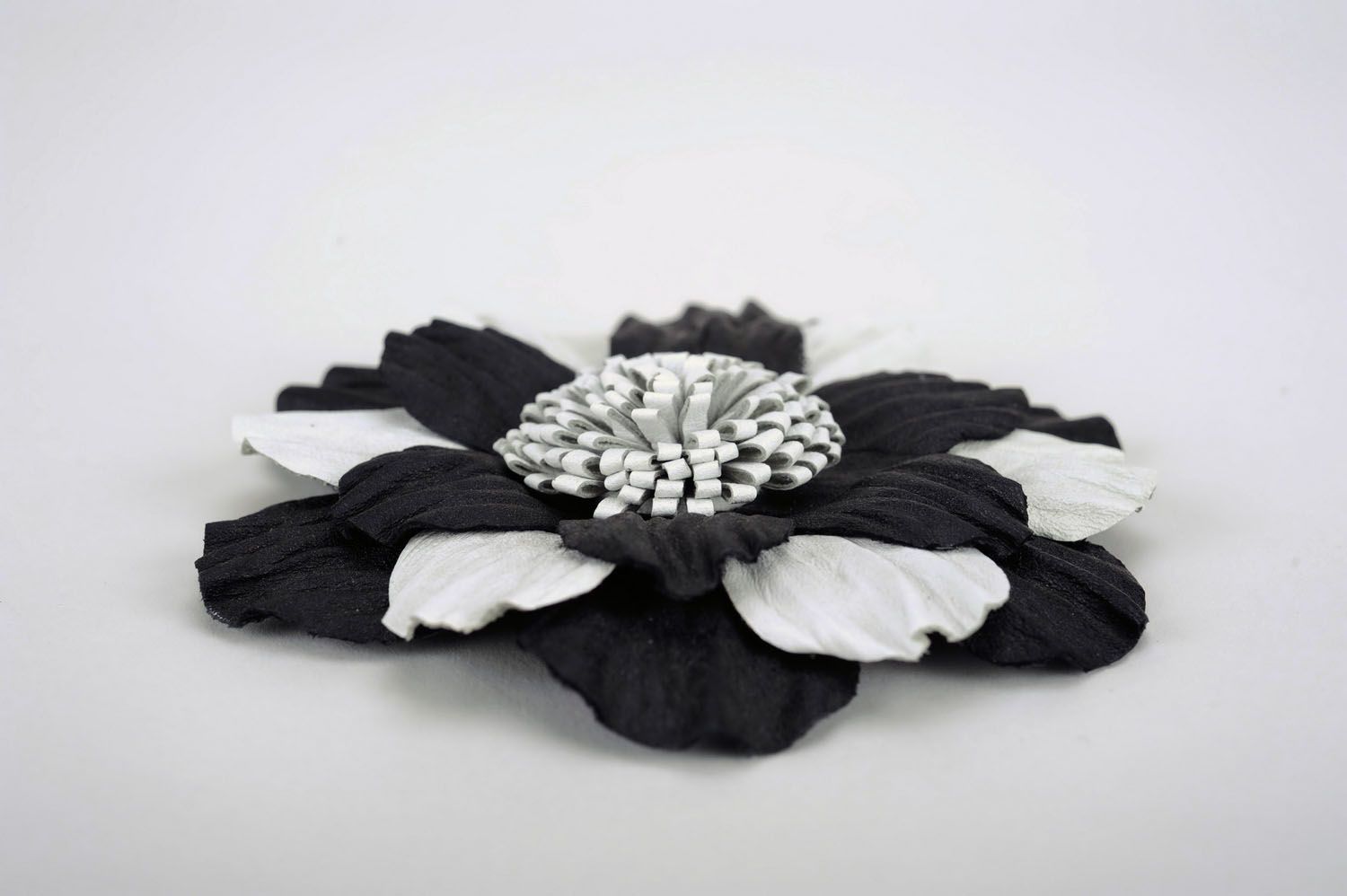 Broche grande fleur blanche et noire en cuir photo 3