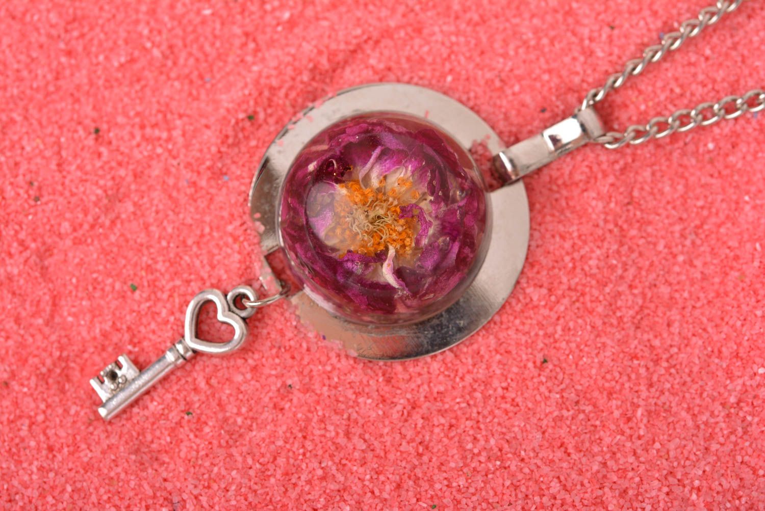 Pendentif fantaisie Bijou fait main rond avec fleur et clé Cadeau femme photo 1