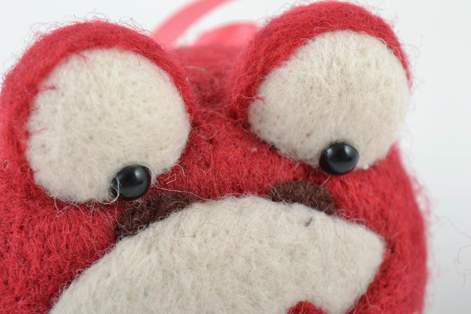 Figurine en laine feutrée grenouille rouge avec coeur faite main originale photo 3