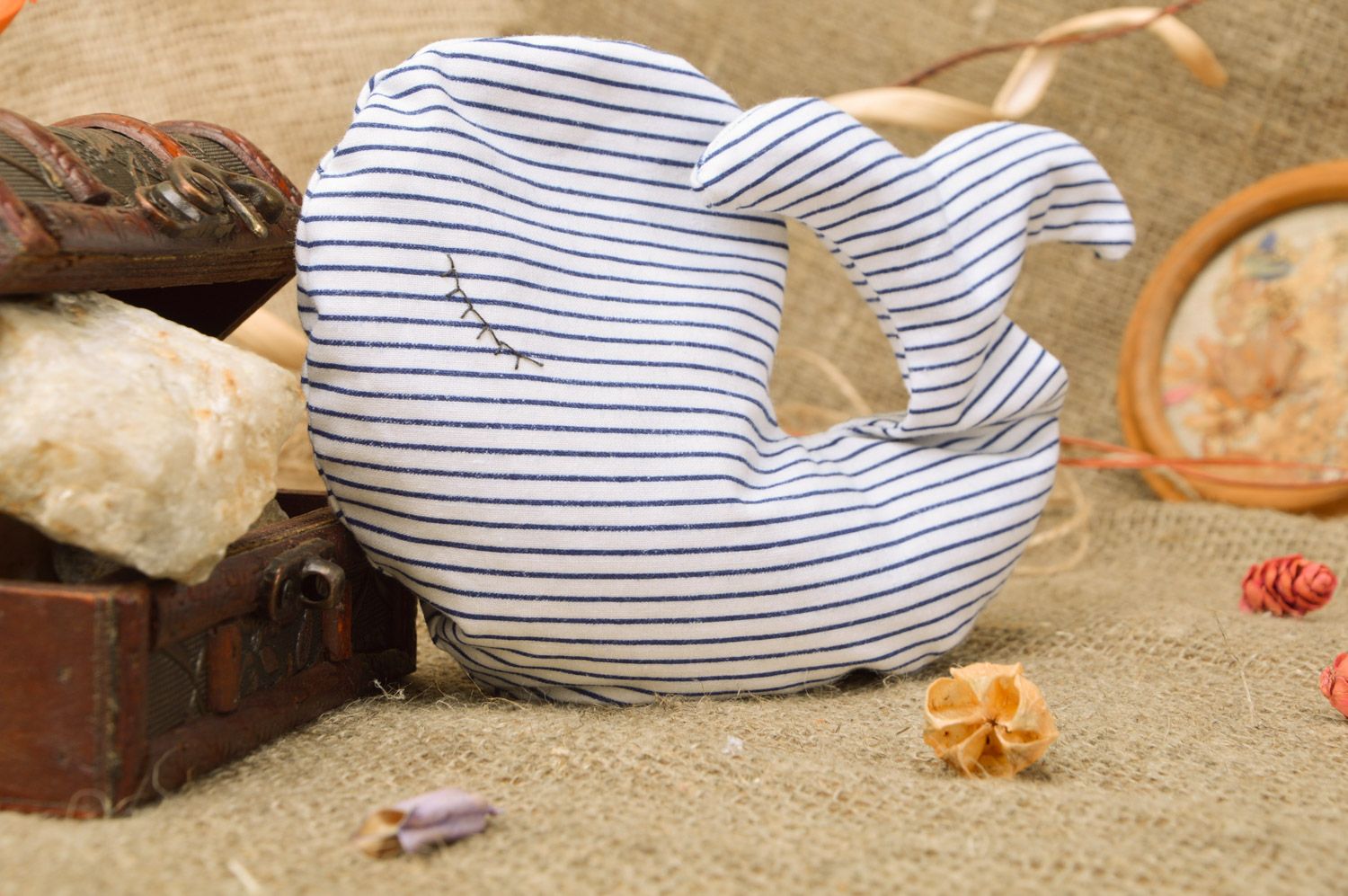 Детская игрушка-грелка с вишневыми косточками в виде кита ручной работы сухая фото 1