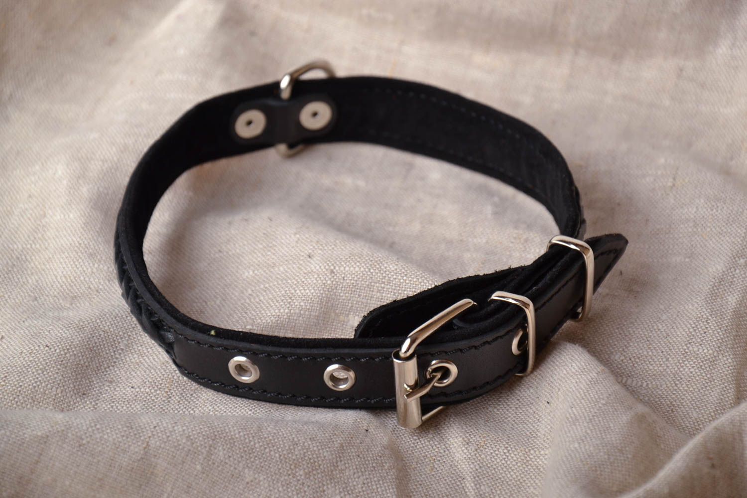 Schwarzes Lederhalsband für Hund foto 1