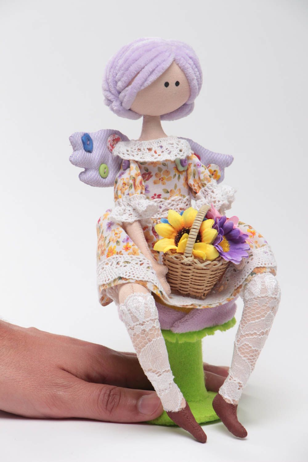 Schöne knuddelige lustige handgemachte Spielzeug Puppe mit Blumen auf Ständer foto 5