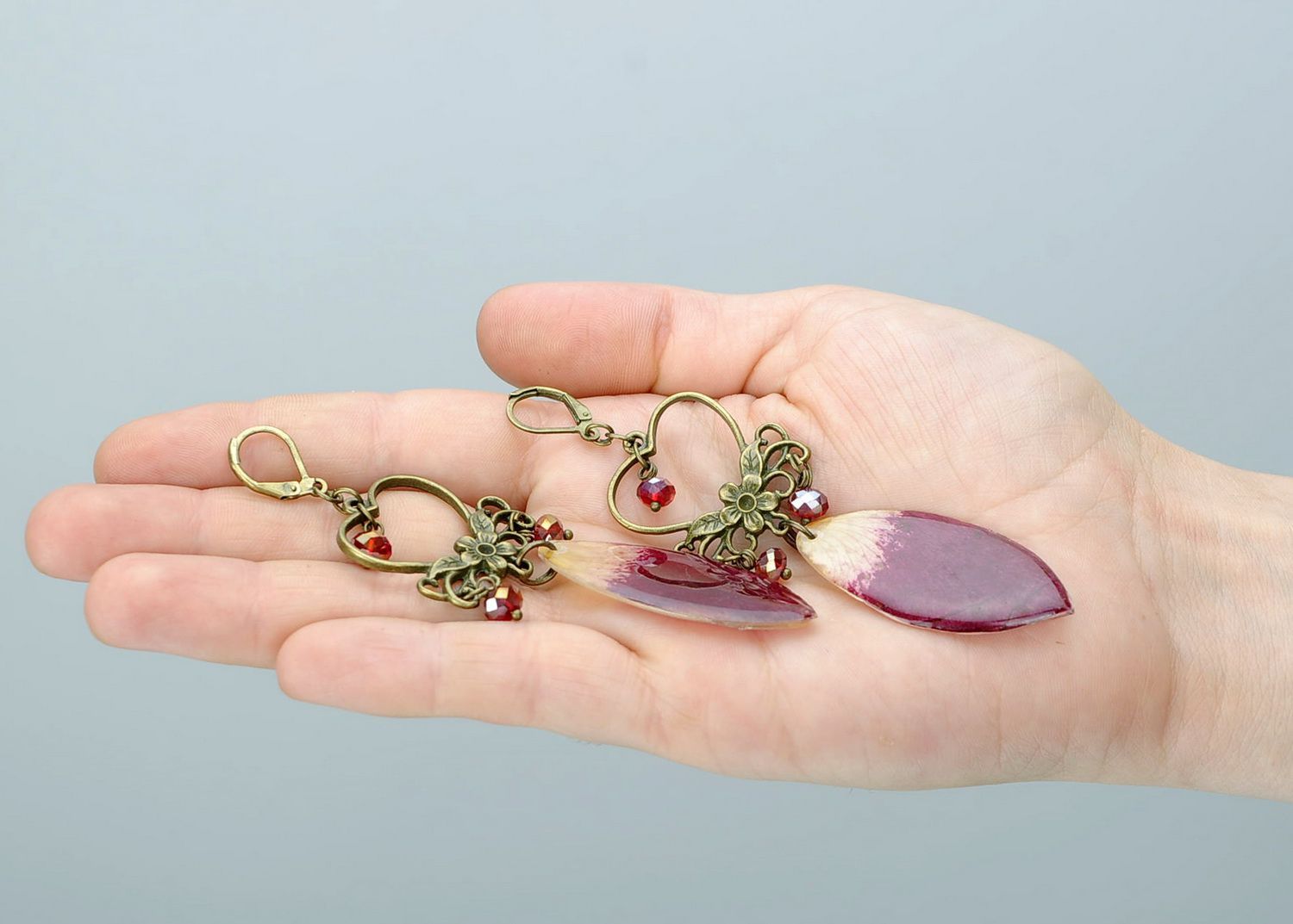 Ohrringe aus Rosenblättern und Kristallglasperlen foto 5