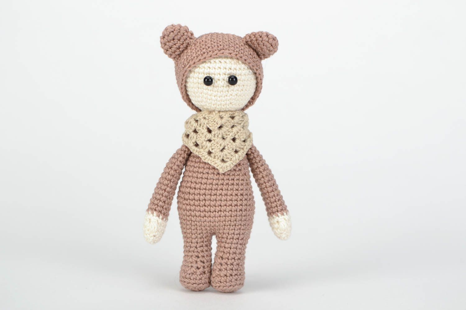 Вязаная игрушка кукла в костюме медвежонка коричневая маленькая ручной работы  фото 1