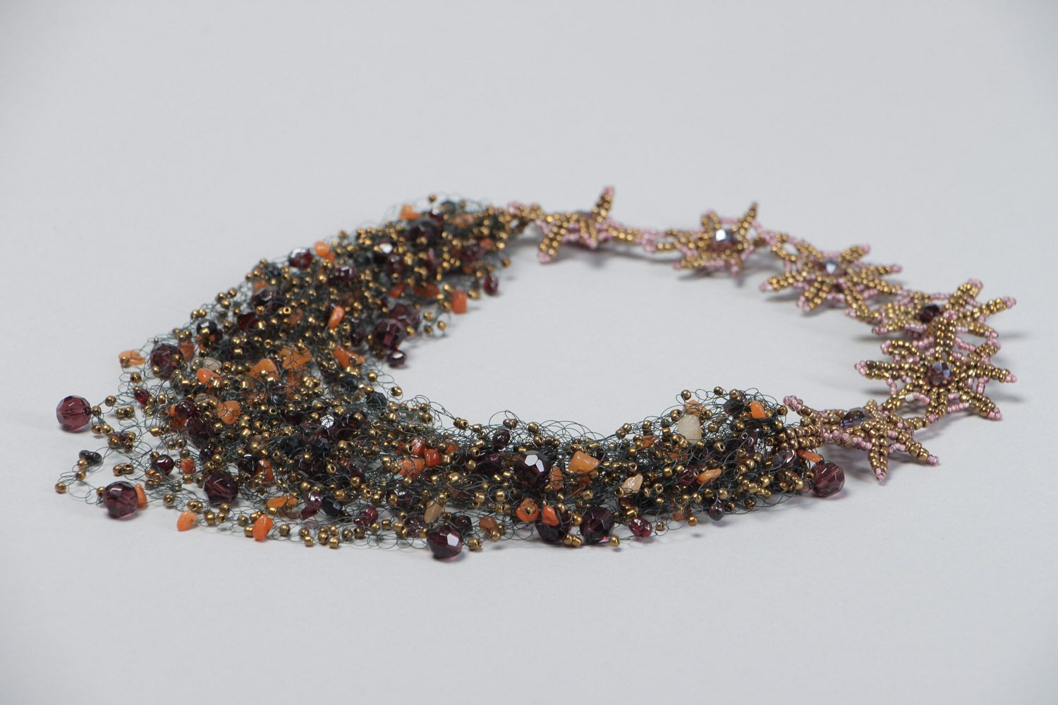 Ожерелье из бисера и натуральных камней плетеное ручной работы красивое объемное фото 3