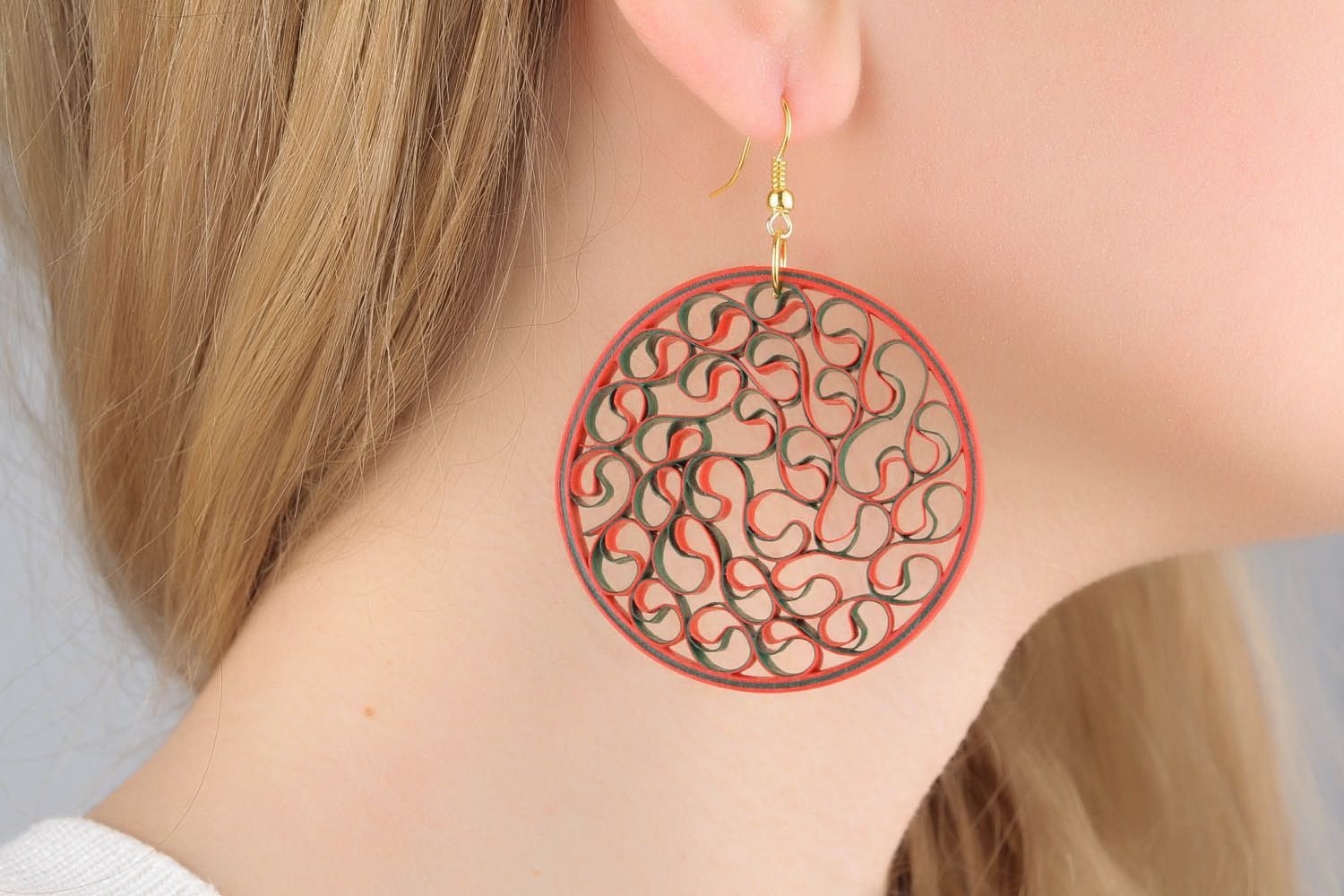 Round paper earrings of red and green colors photo 1