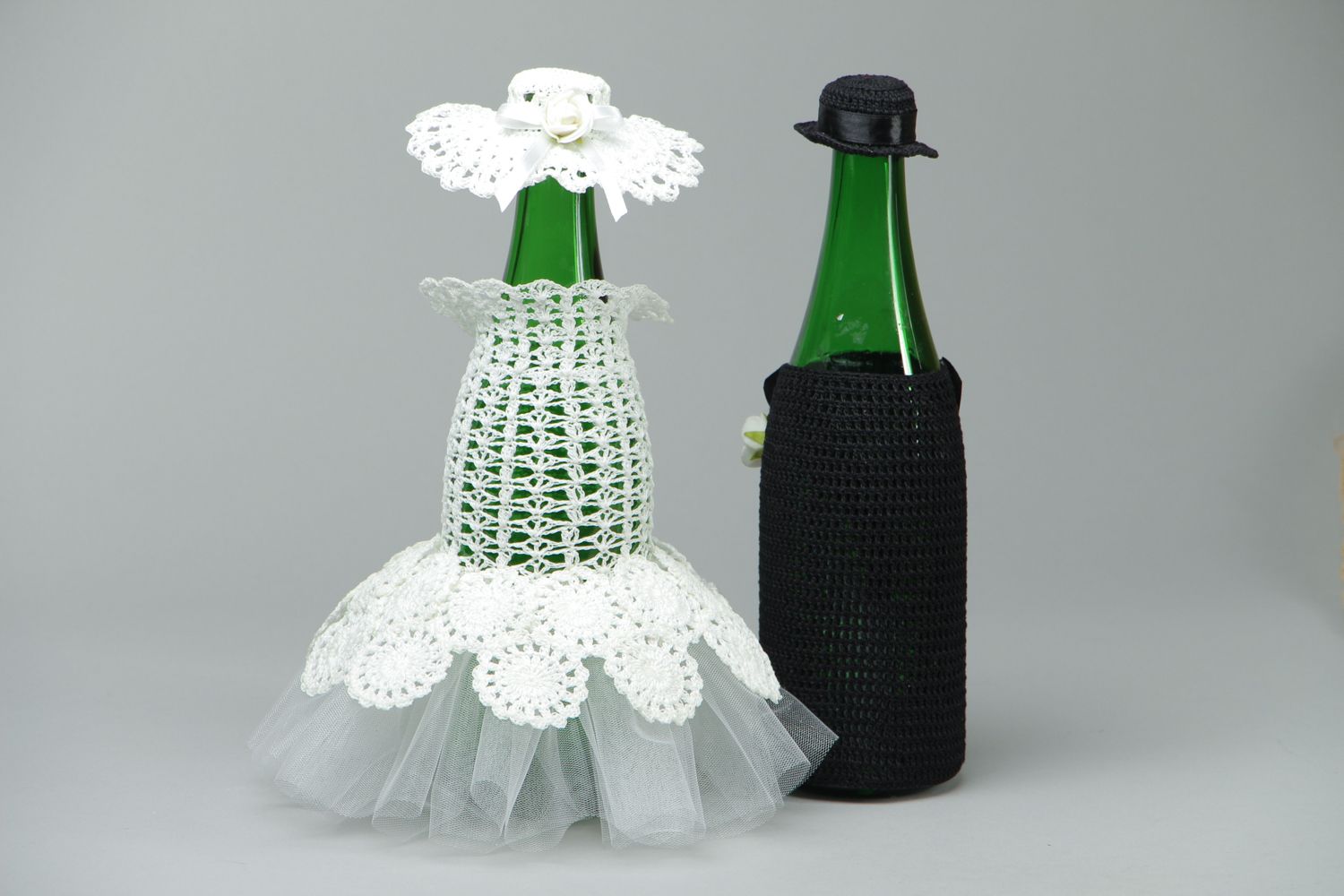 Tenues de mariés pour bouteilles de champagne tricotées au crochet photo 3