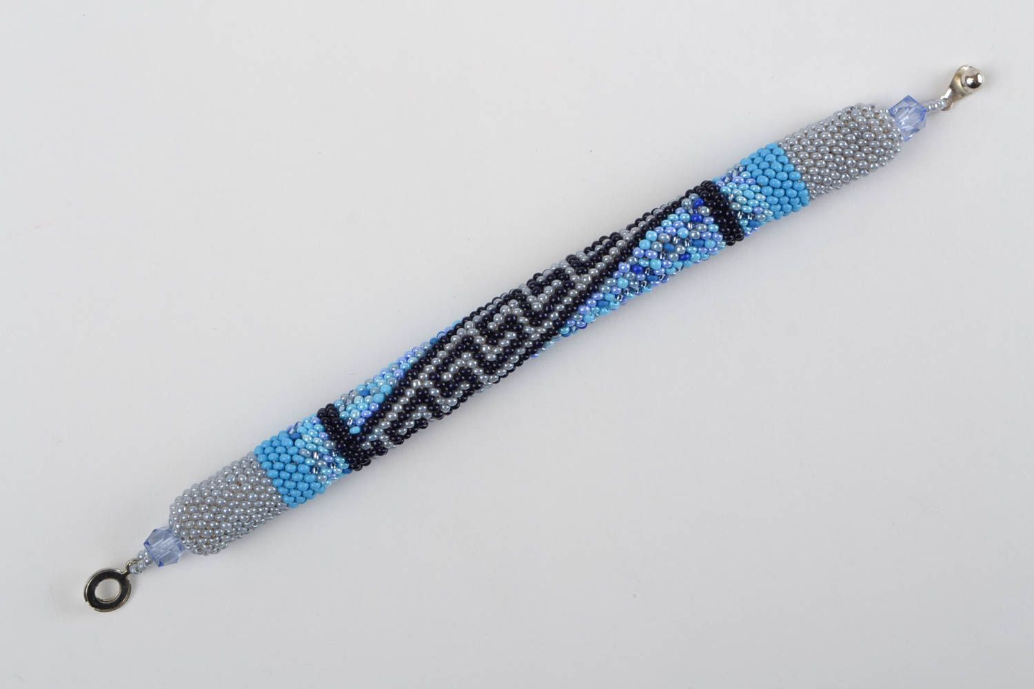 Голубой браслет жгут из бисера ручной работы с геометрическим орнаментом фото 3