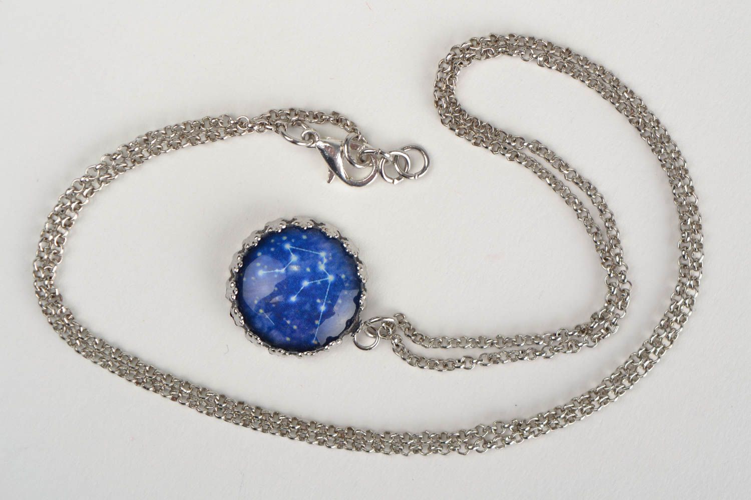 Pendentif zodiaque Verseau en verre rond bleu sur chaîne métallique fait main photo 3