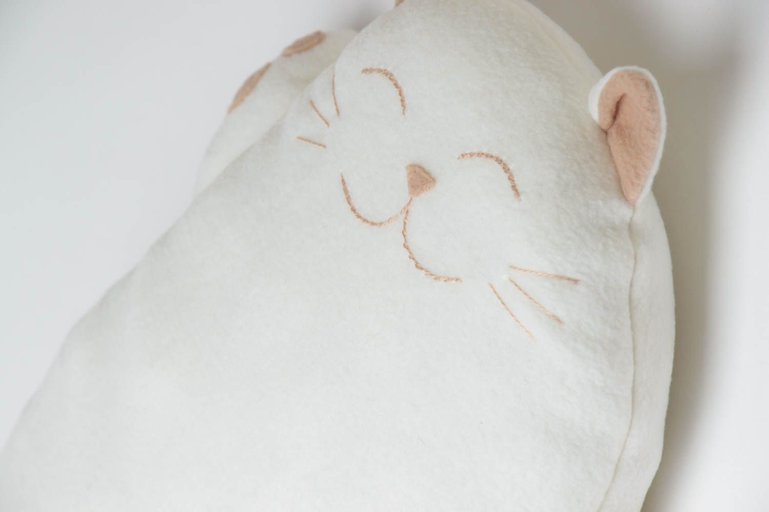 Мягкая игрушка подушка в виде толстого кота светлая небольшая ручной работы фото 3