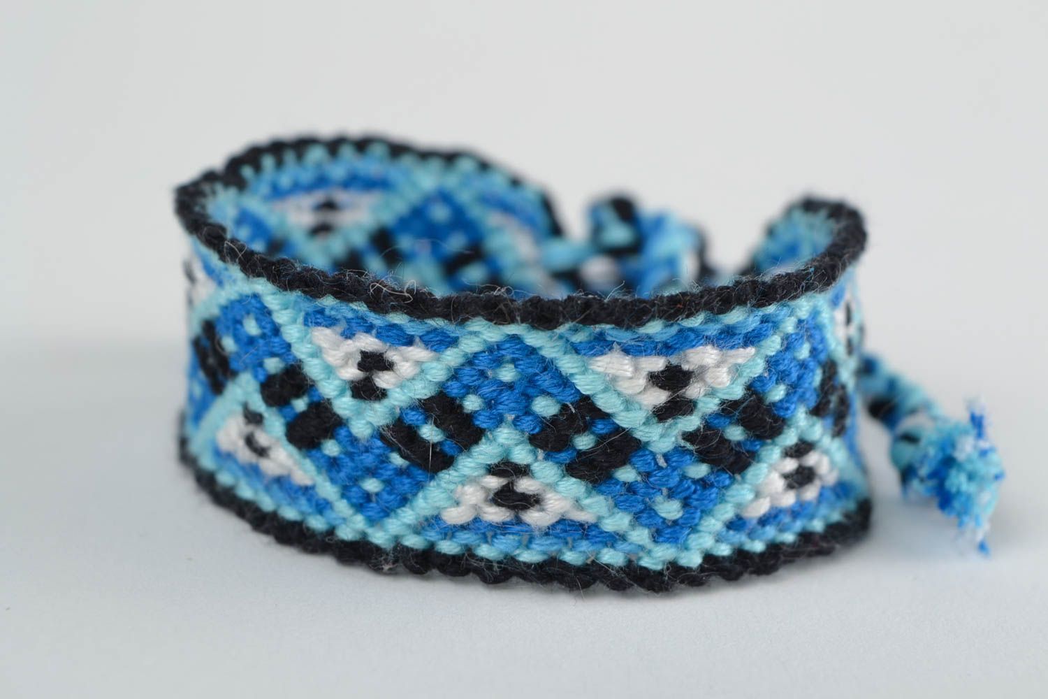 Bracelet textile tressé en macramé bleu avec ornements fait main style ethnique photo 3