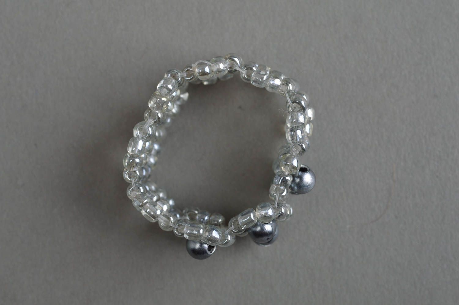 Origineller schöner modischer heller handgemachter Ring aus Glasperlen foto 3