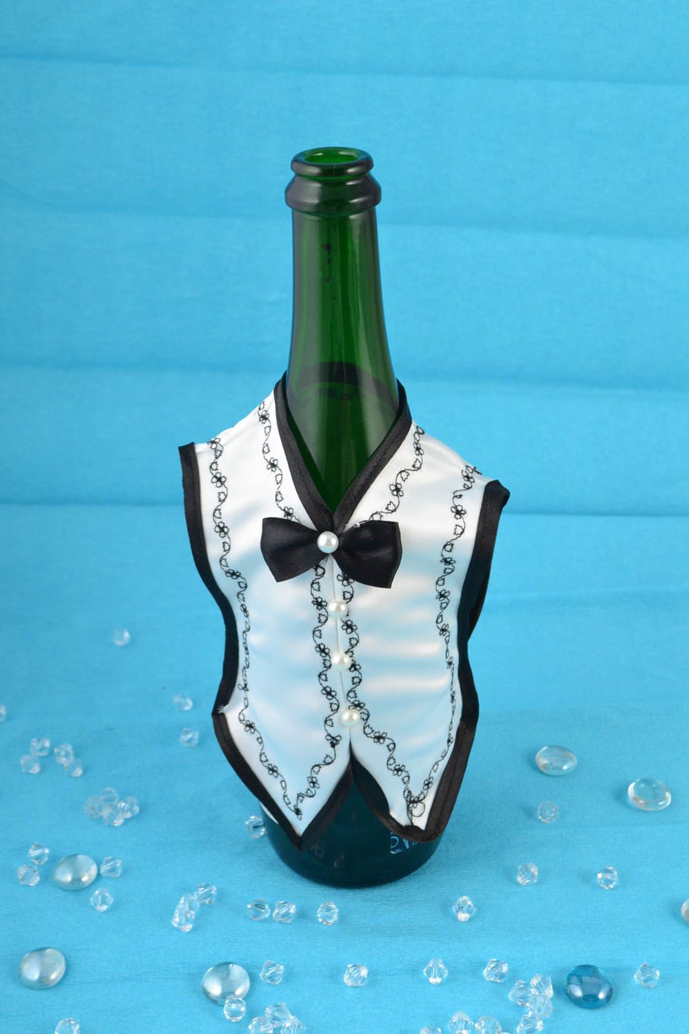 Одежда жениха на бутылку шампанского из атласа ручной работы в виде фрака фото 1