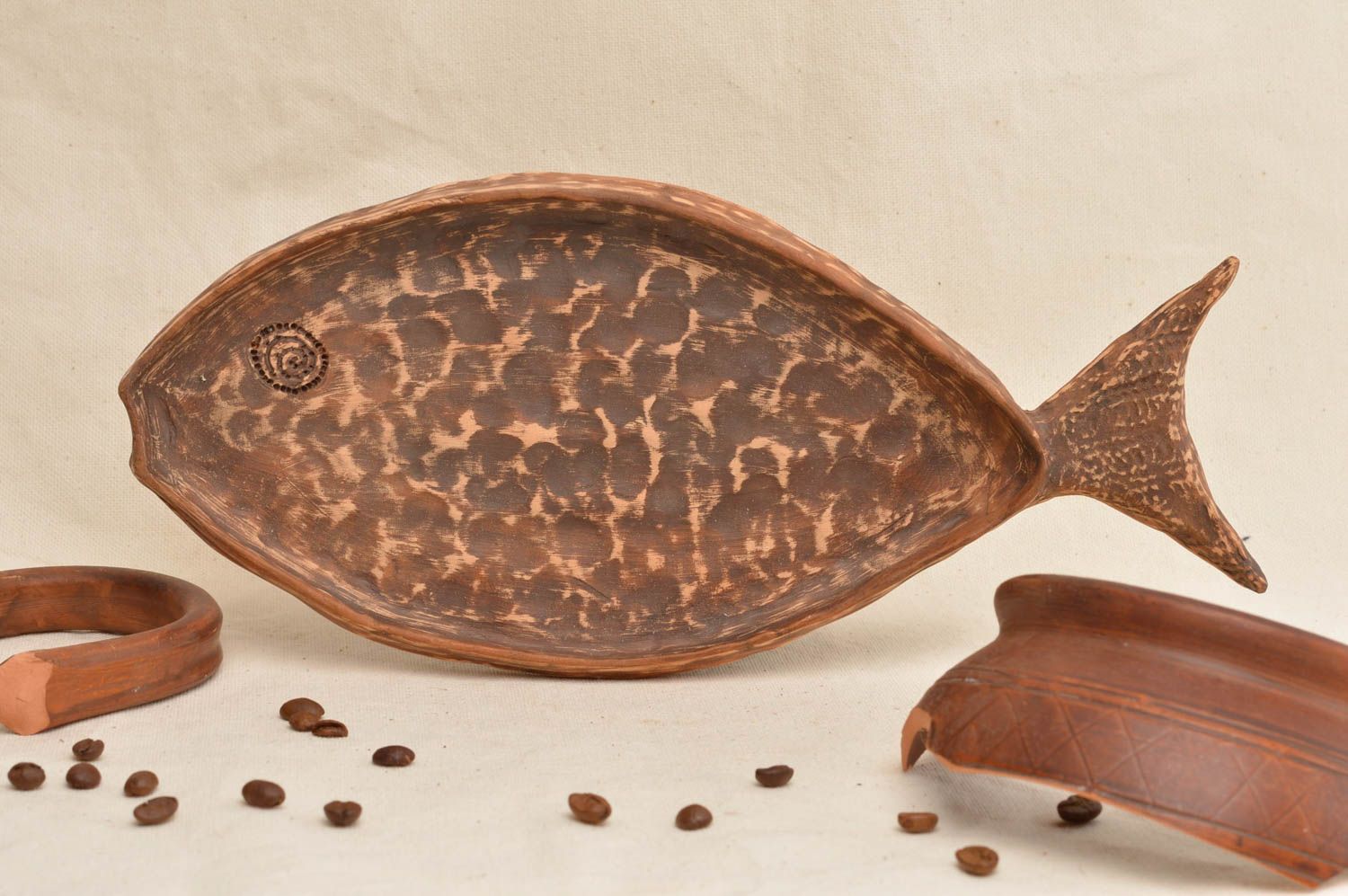 Плоская керамическая тарелка для рыбы красивая глиняная посуда ручной работы  фото 1