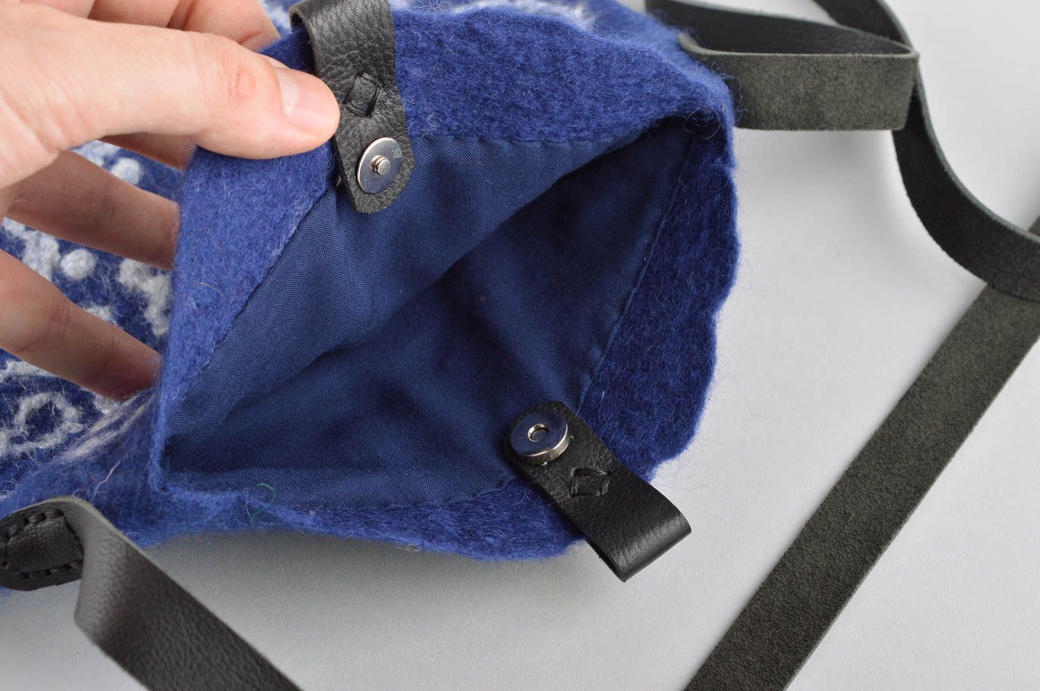 Сумка валяние круглая сумка ручной работы женская сумка синего цвета на ремне  фото 5