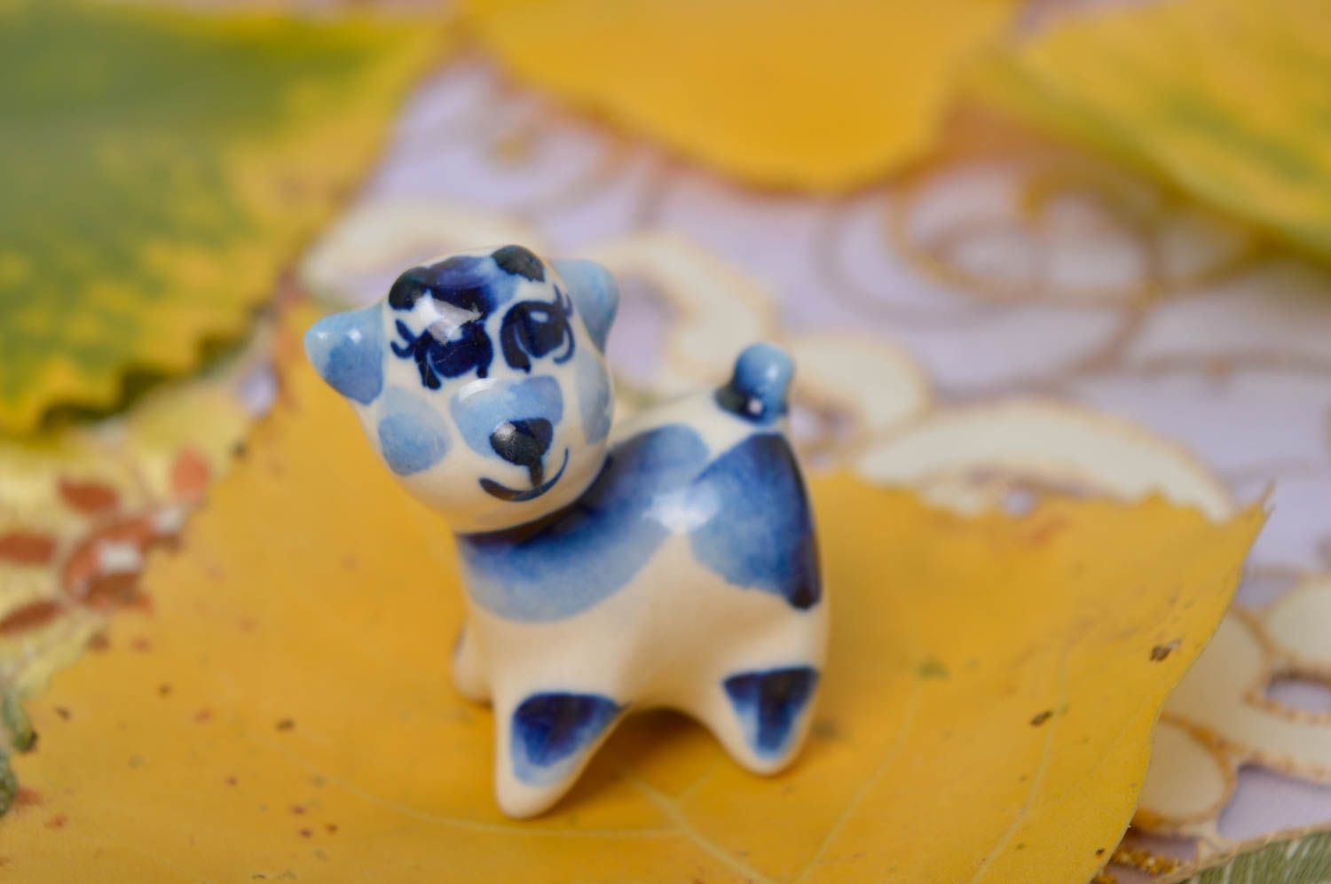 Figurine chien faite main Statuette céramique bleu-blanc Décoration maison photo 1