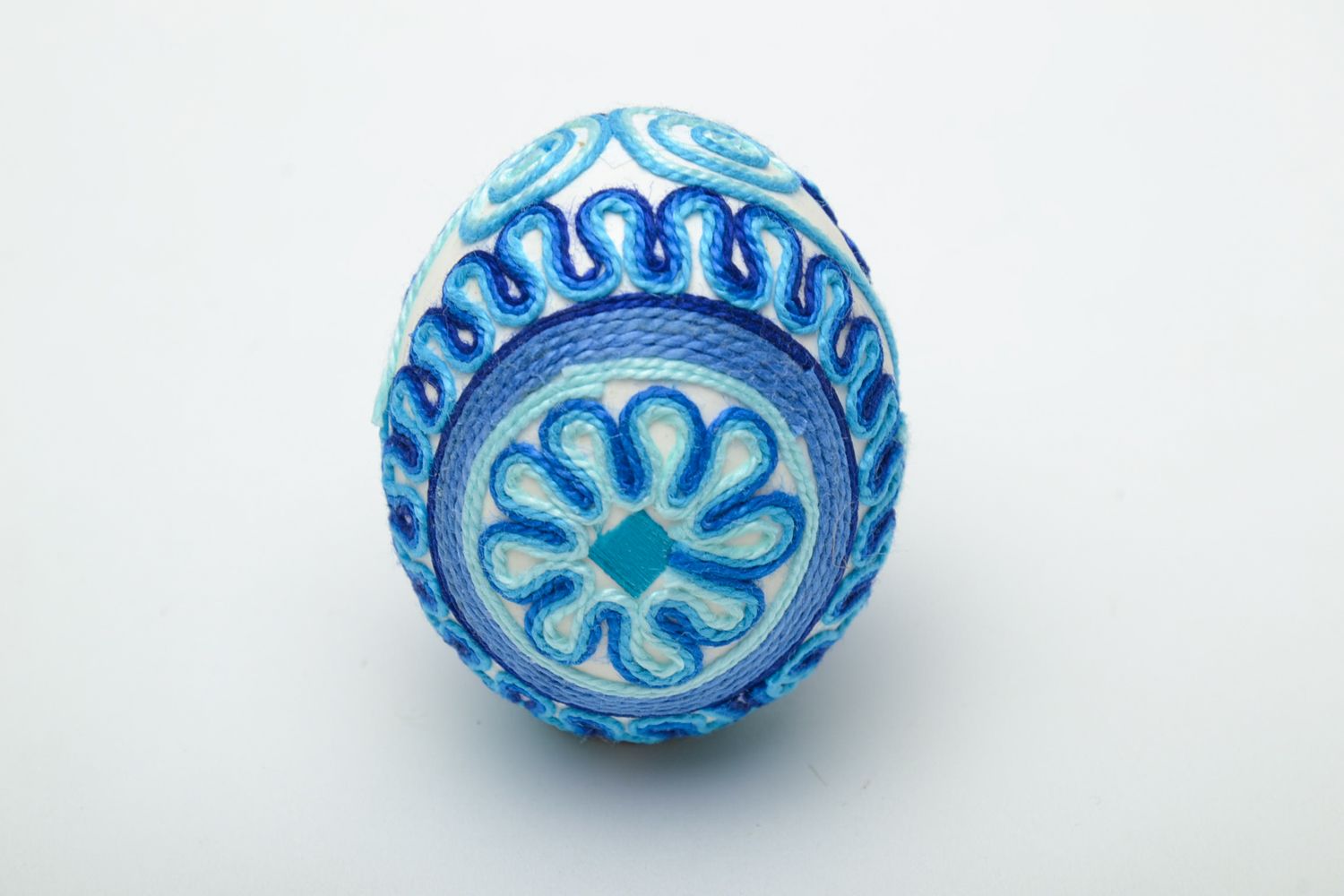 Пасхальное яйцо декоративное обклеенное шелковыми нитками фото 2