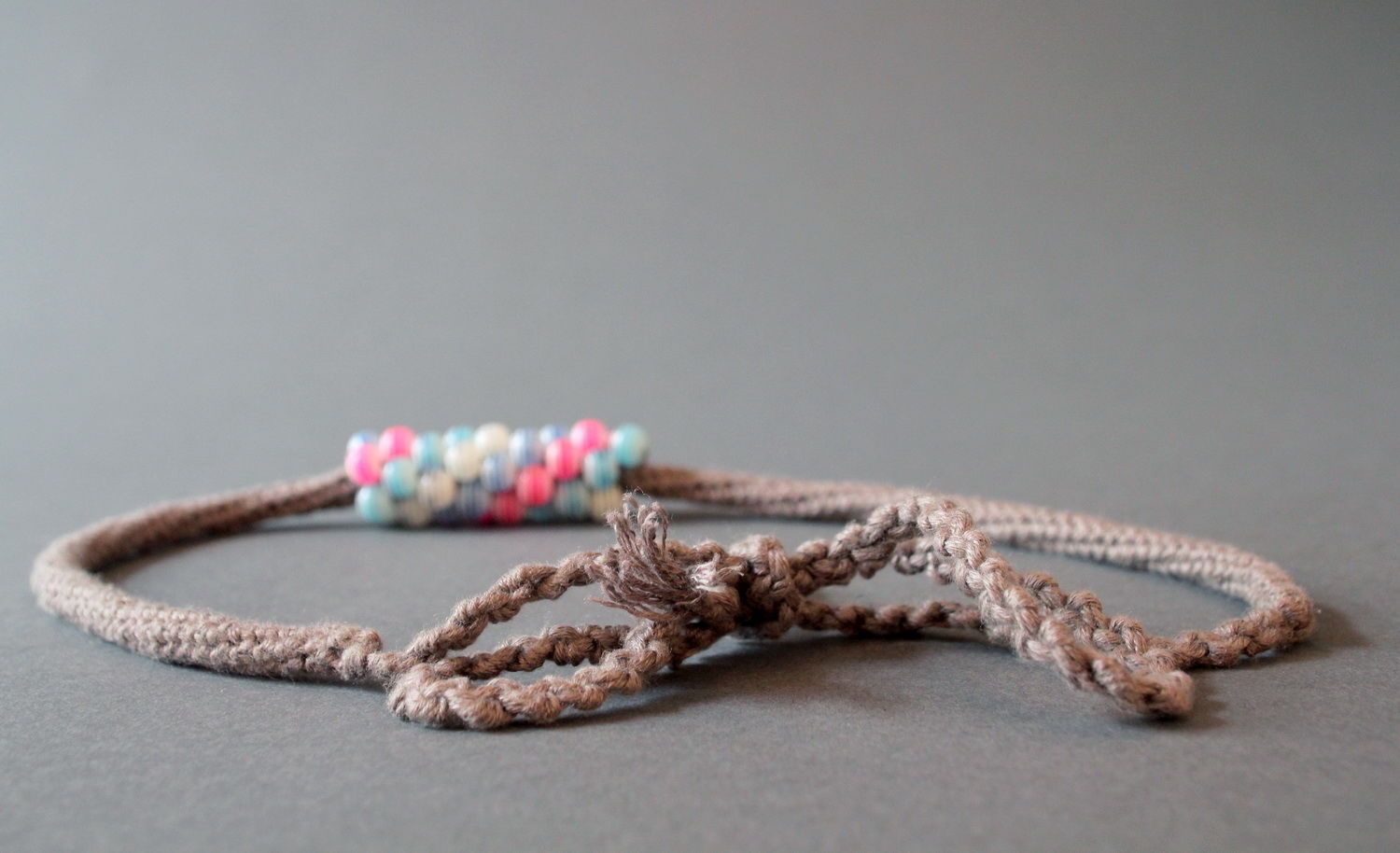 Bead necklace-braided strap, acrylic photo 1
