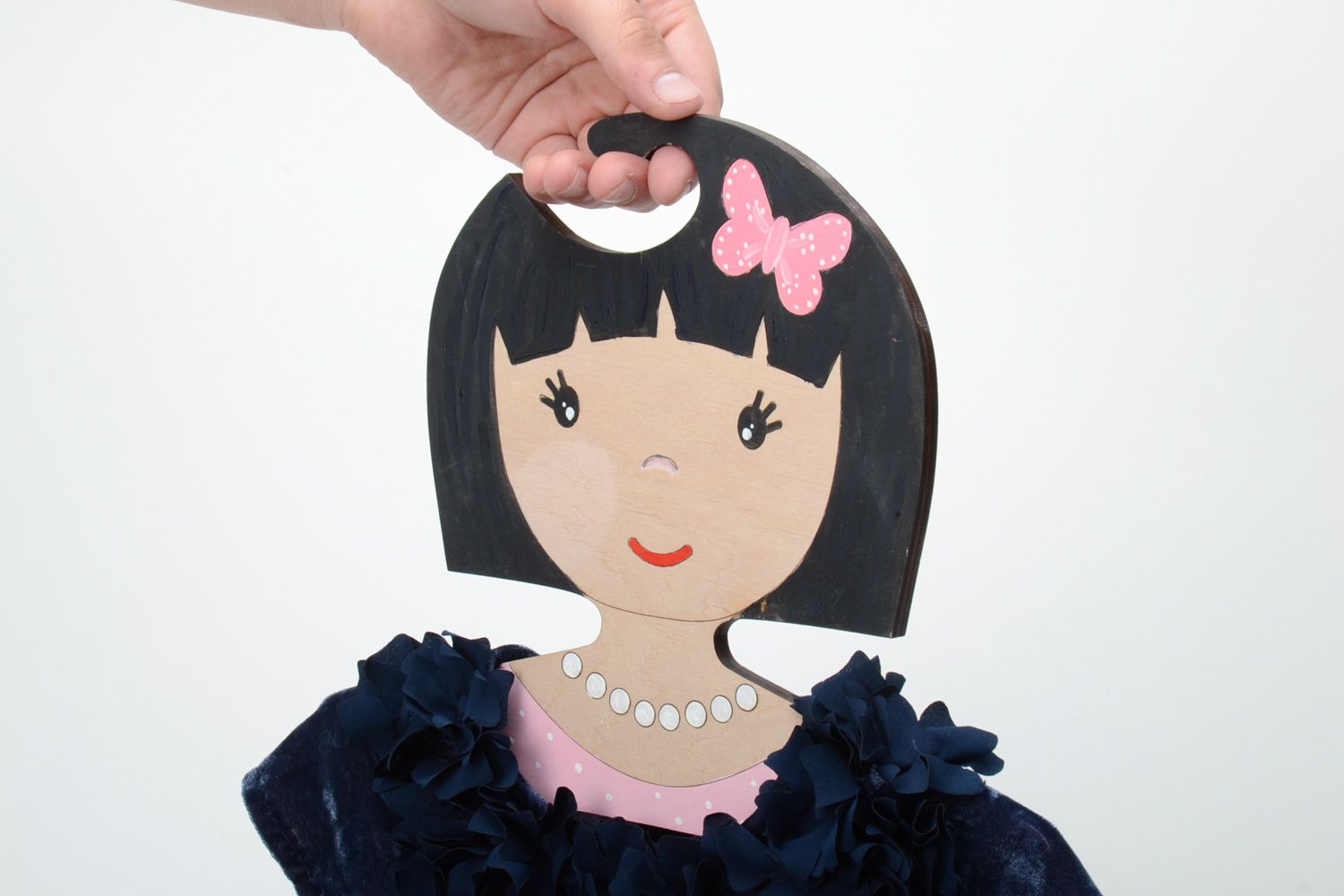 Joli cintre pour vêtements enfant fait main en bois peint de couleurs acryliques photo 5