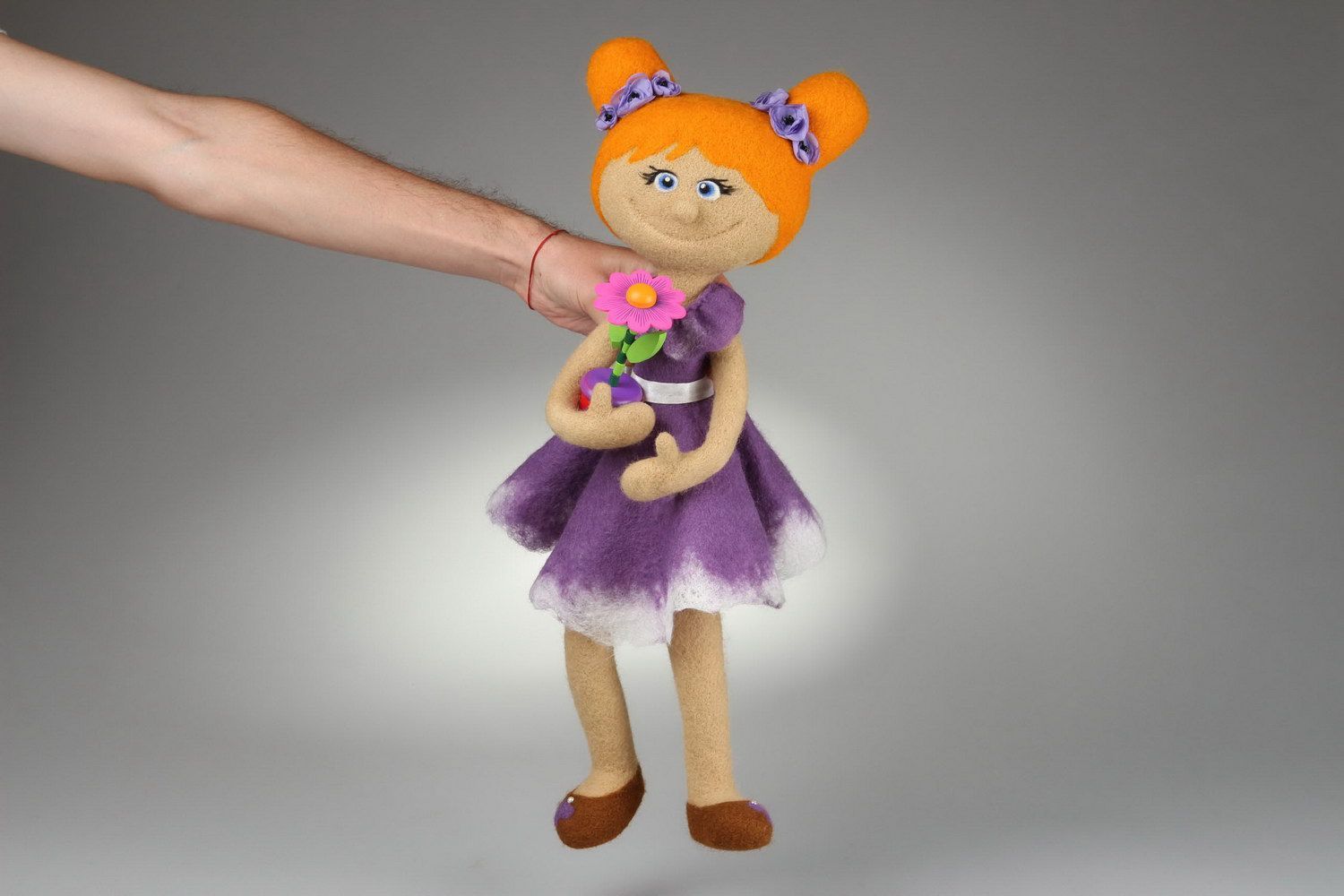 Une petite poupée feutrée faite main  photo 4