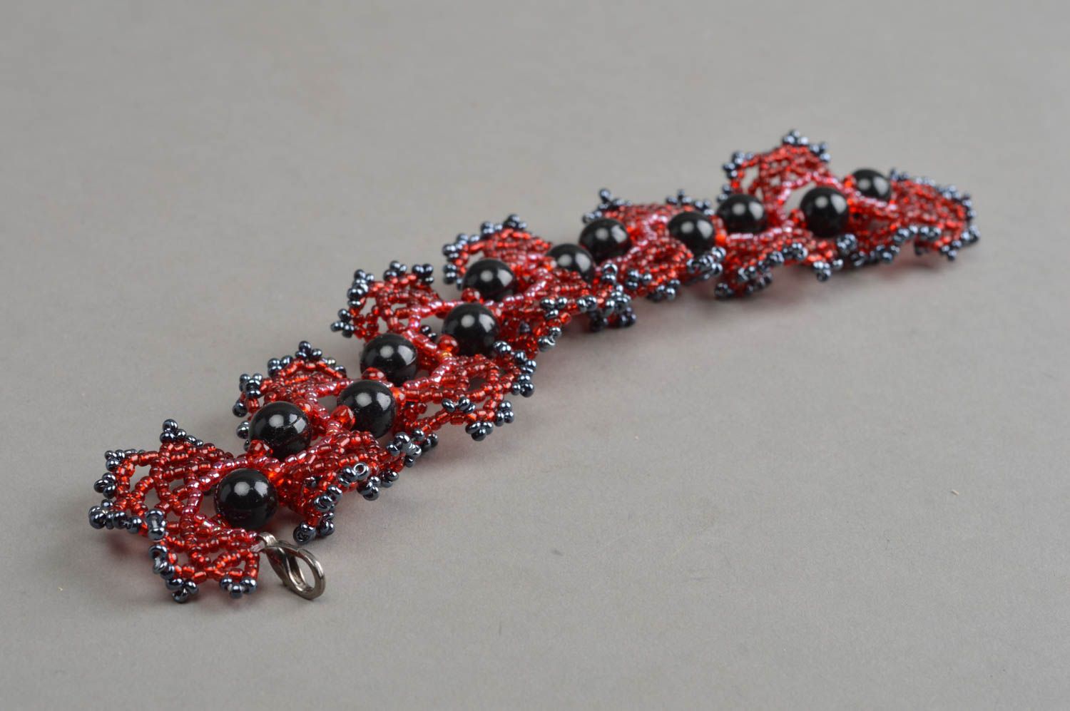 Bracelet en perles de rocaille fait main large ajouré rouge et noir bijou photo 4