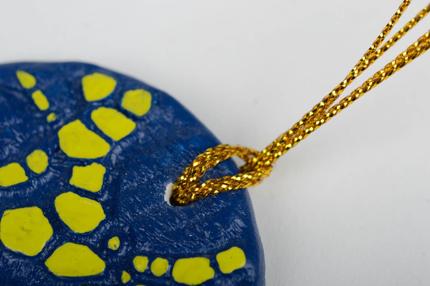 Игрушка на елку хэнд мэйд декор для дома игрушка из глины сине-желтая круглая фото 5