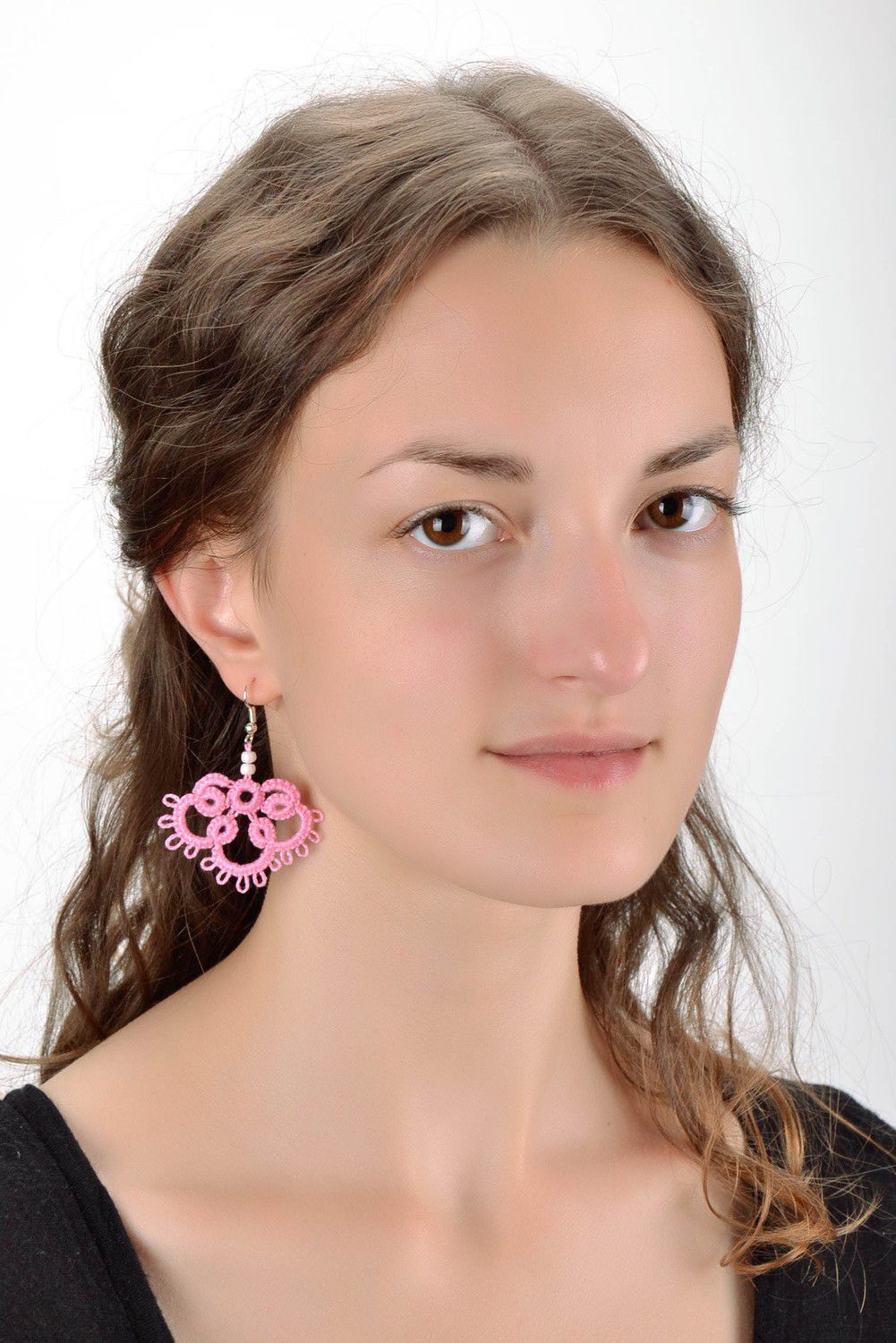 Boucles d'oreilles en dentelles frivolité roses  photo 5
