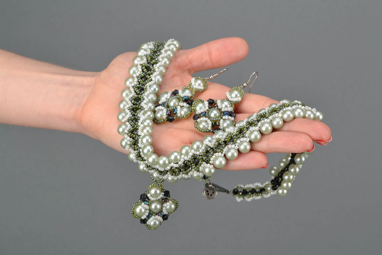 Boucles d'oreilles et collier faits main en perles de rocaille et perles de verre photo 2
