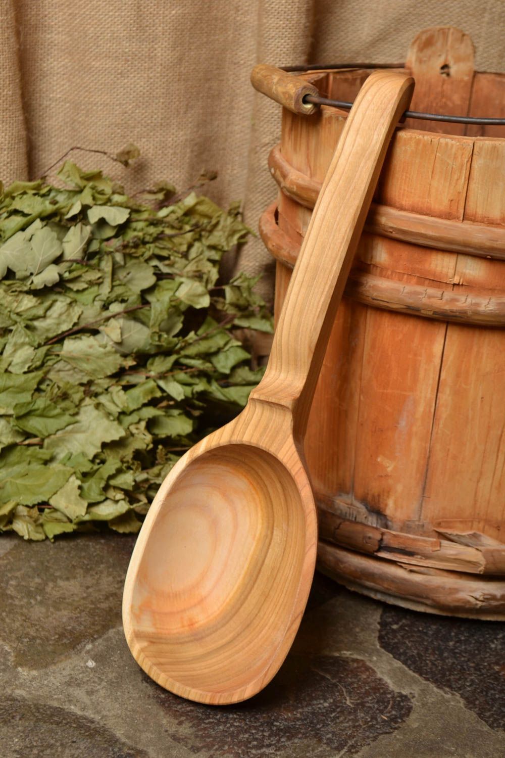 Cucharón de madera artesanal con mango largo para baño foto 1