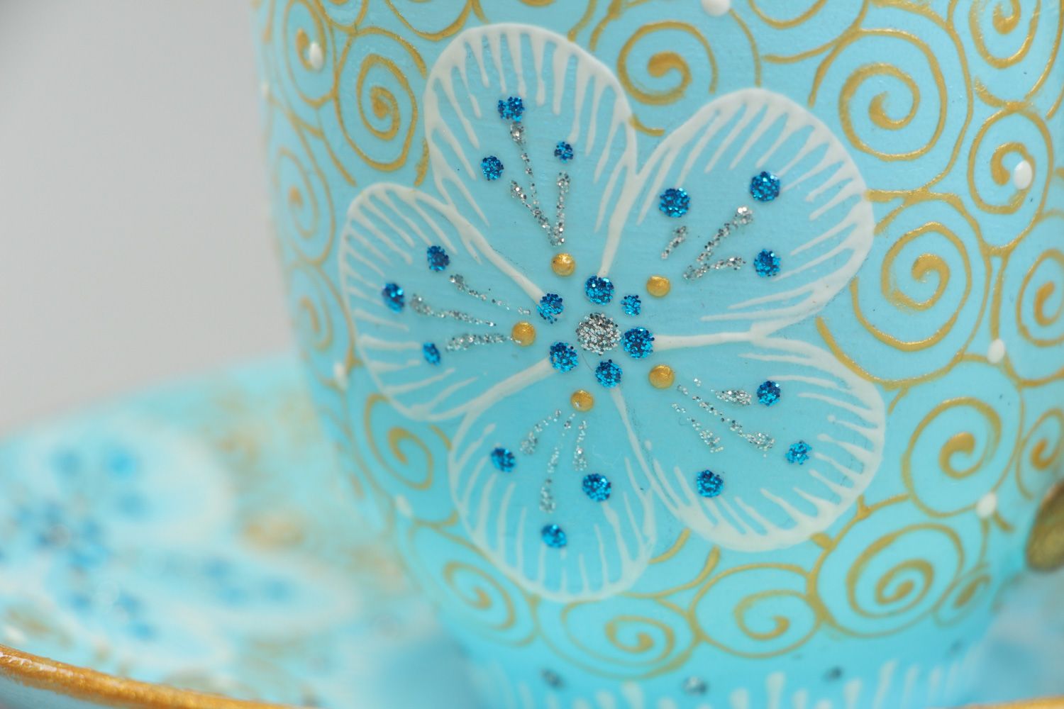 Handgemachte blaue Keramik Tasse mit Untertasse aus Ton mit Bemalung und Lackierung foto 3