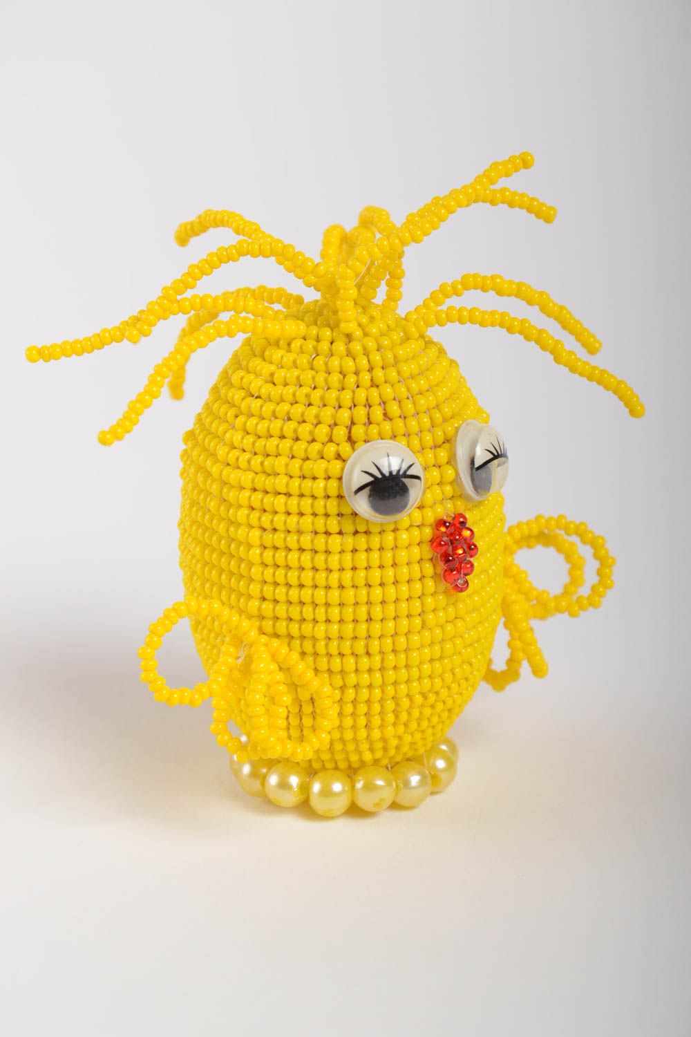 Декоративное яйцо из бисера в виде цыпленка желтое яркое небольшое ручной работы фото 2