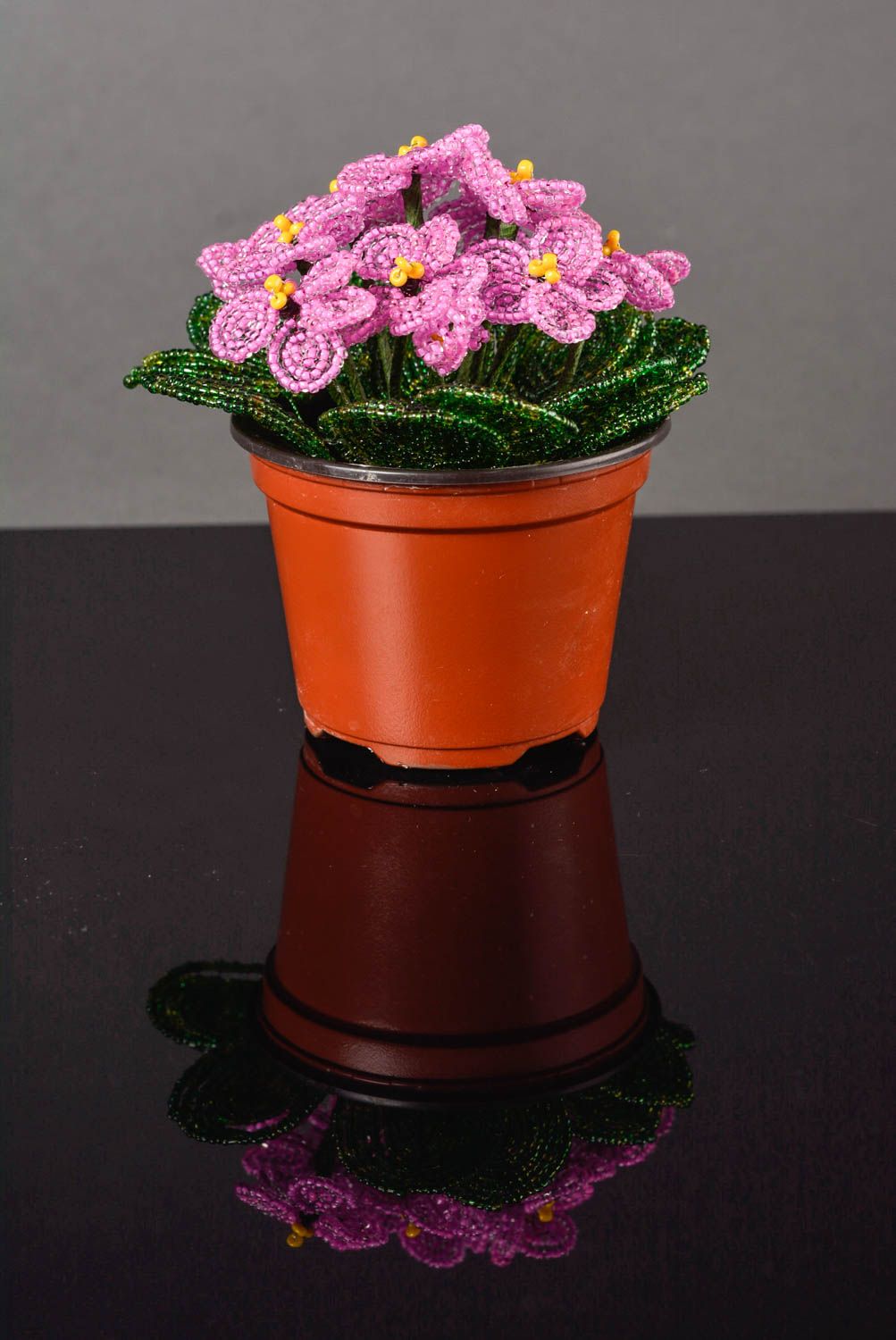 Композиция из бисера хэнд мэйд цветы из бисера настольный декор Фиалки фото 1