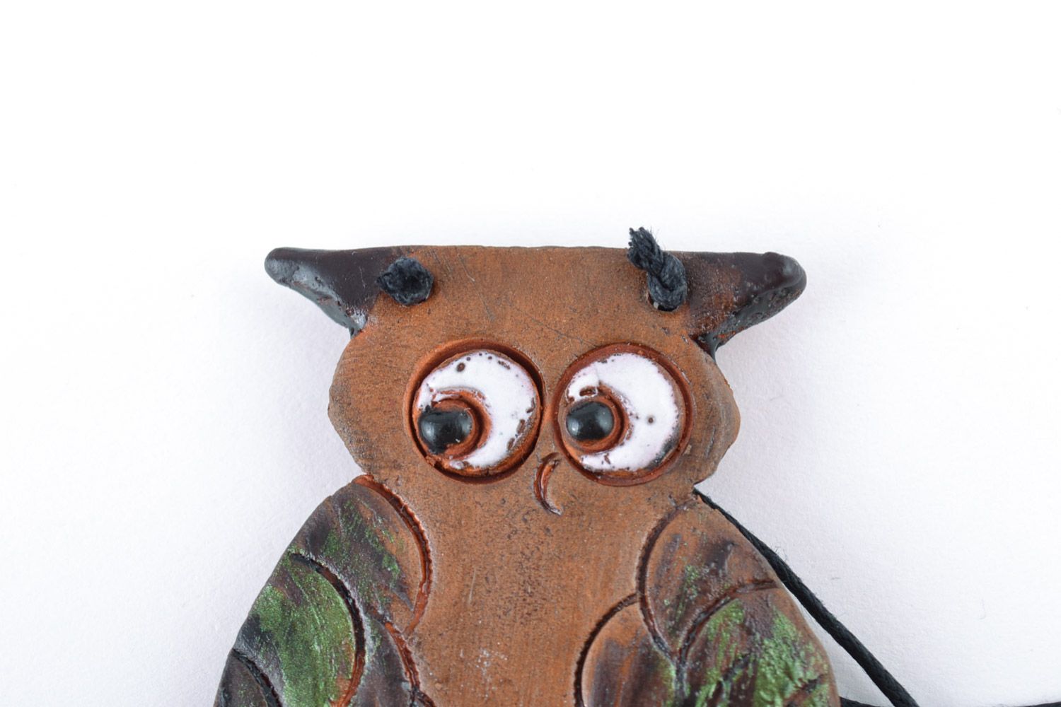 Глиняный кулон ручной работы в виде совушки с росписью детский авторский фото 3