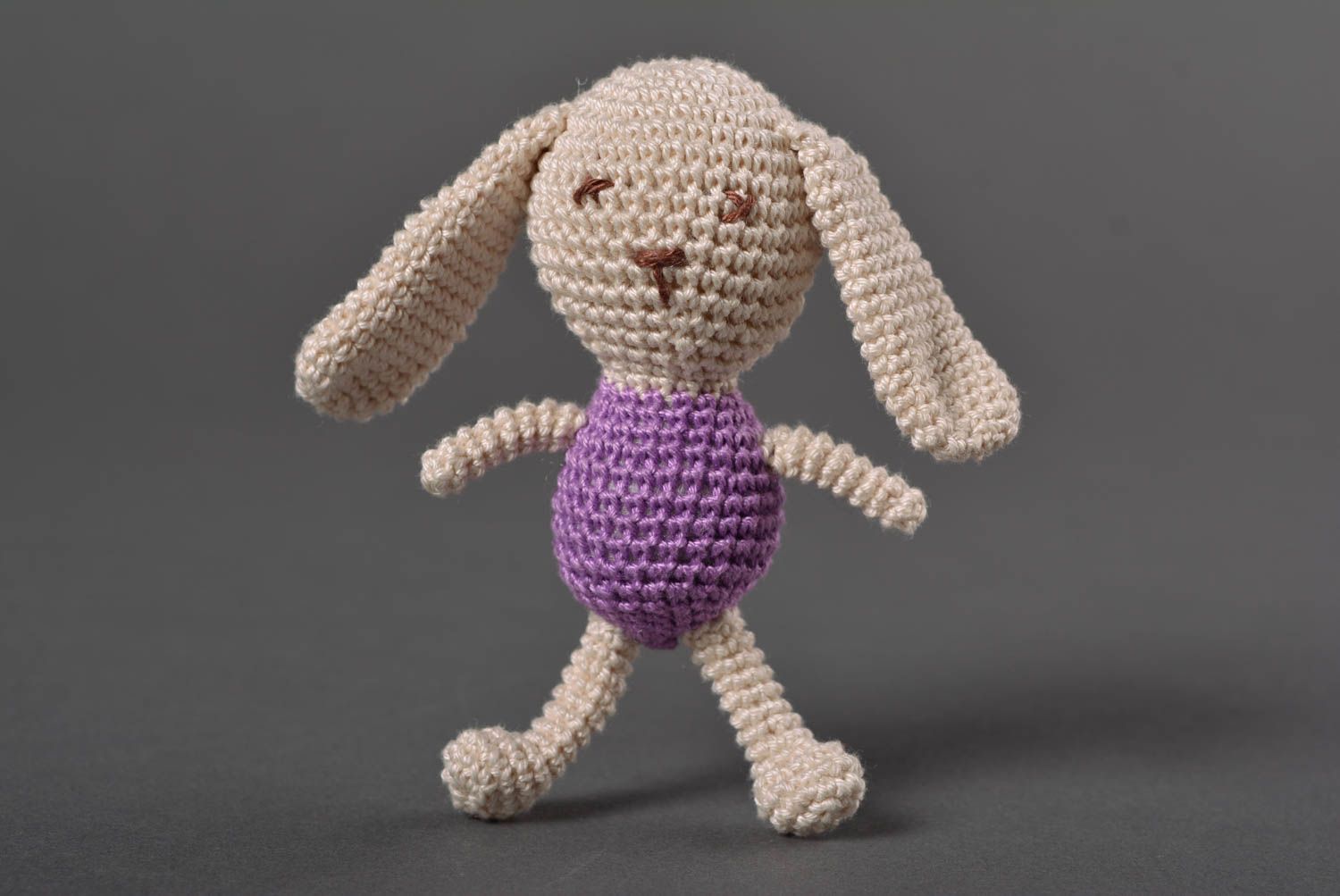 Doudou lapin en mauve fait main Jouet tricot au crochet Cadeau enfant original photo 1