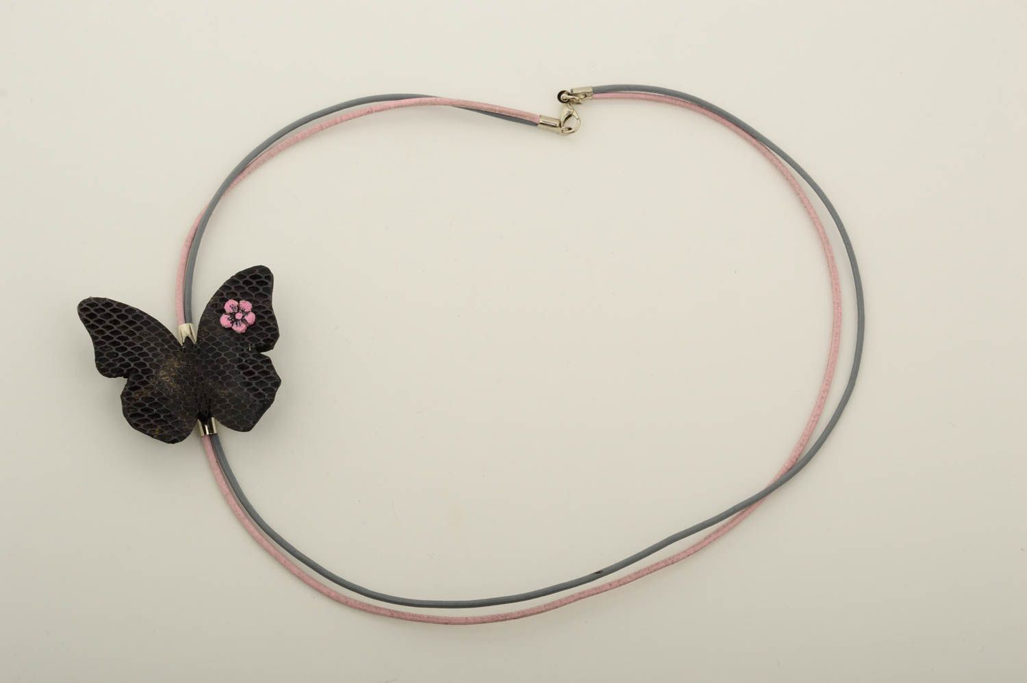 Collier papillon noir Accessoire en cuir fait main élégant Cadeau pour femme photo 3
