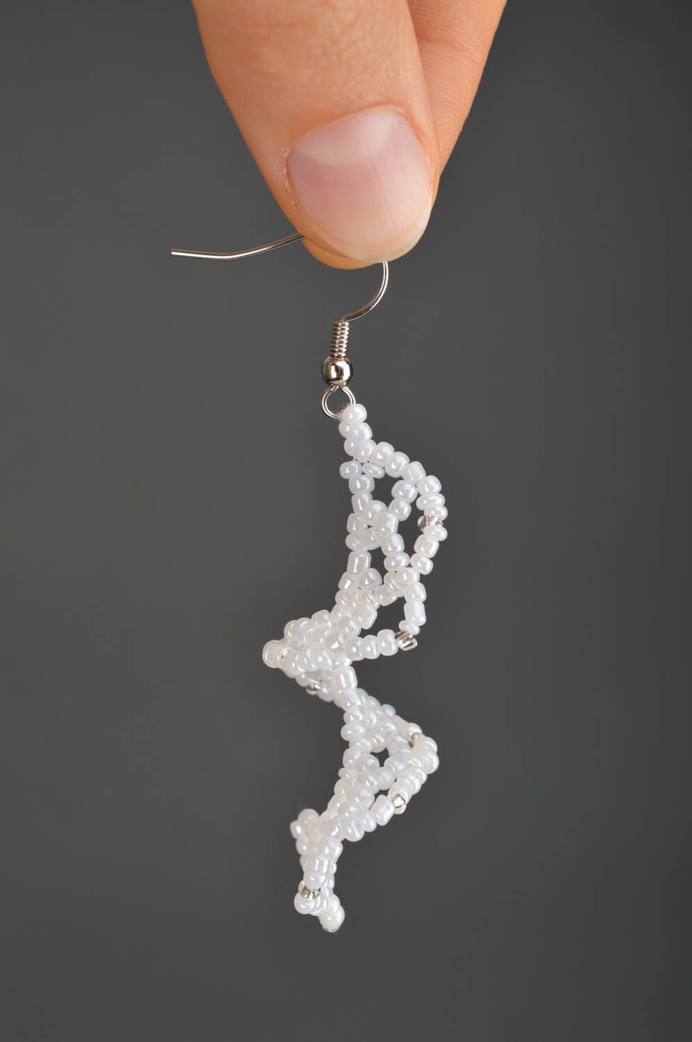 Серьги ручной работы серьги из бисера модные серьги белые необычной формы фото 5