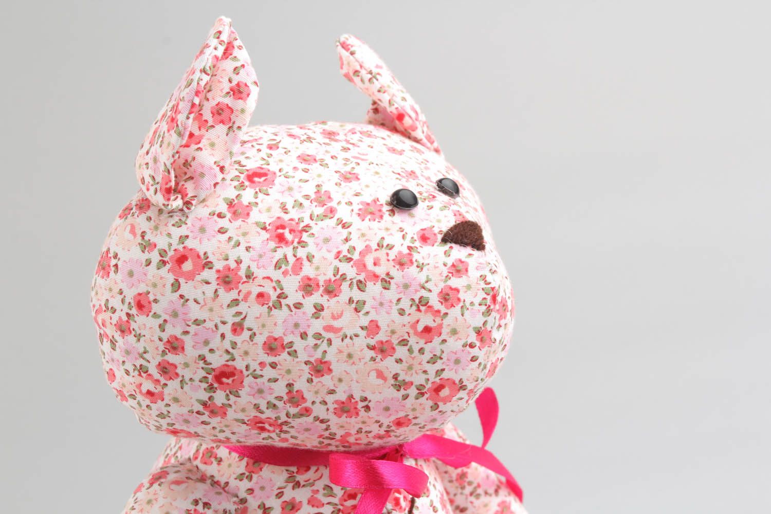 Brinquedo macio artesanal de pelúcia costurado de têxtil Urso de cor rosa foto 2
