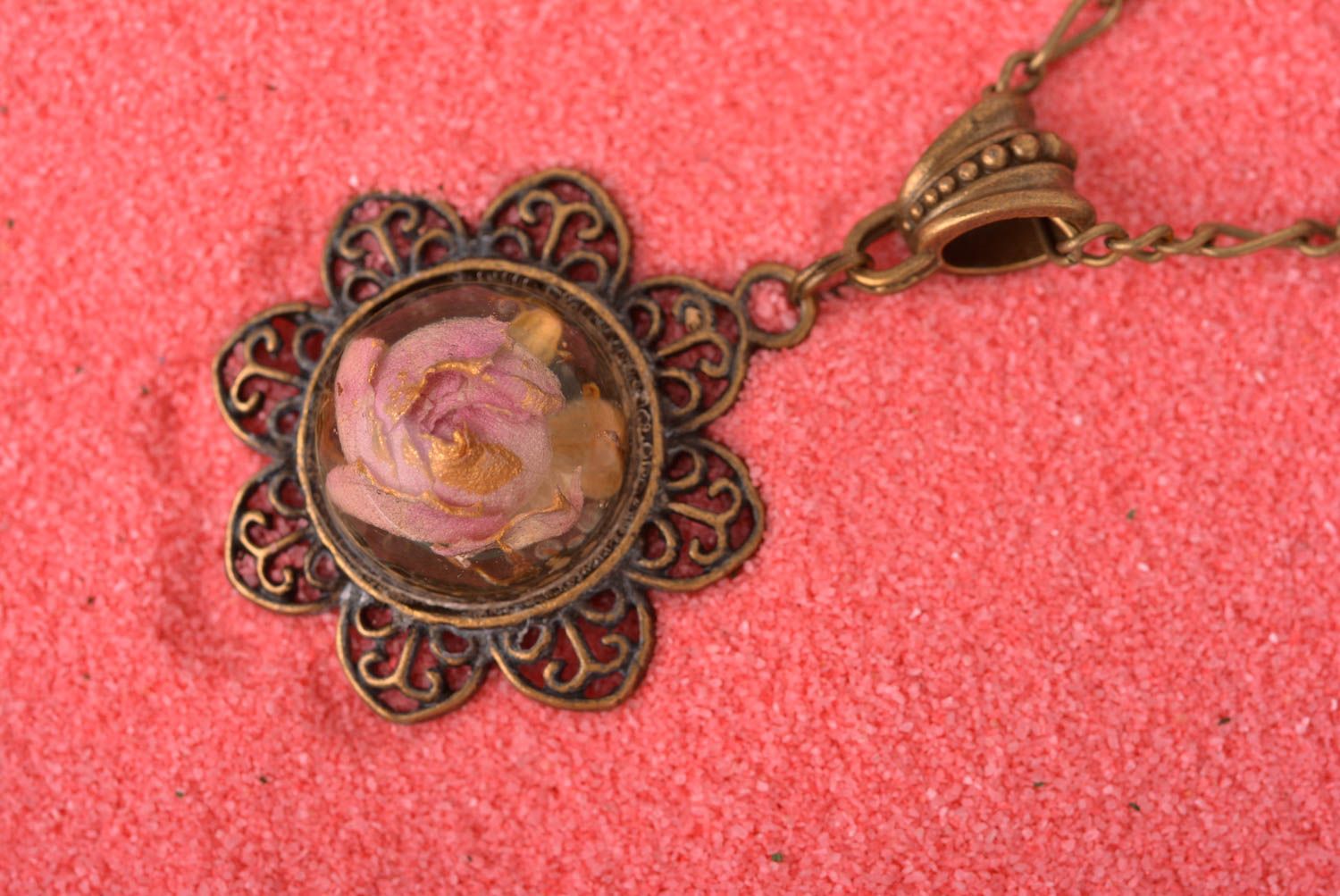 Pendentif en métal résine époxy Bijou fait main rose vintage Accessoire femme photo 1