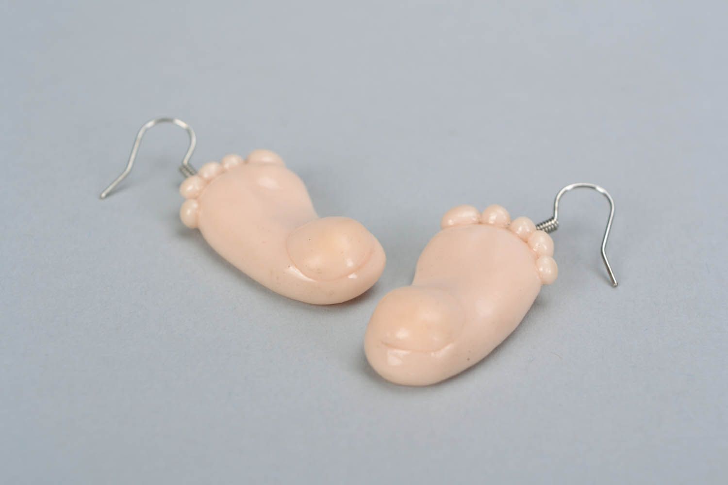 Brincos artesanais feitos de cerâmica plástica na forma de pés Pés do bebê foto 4