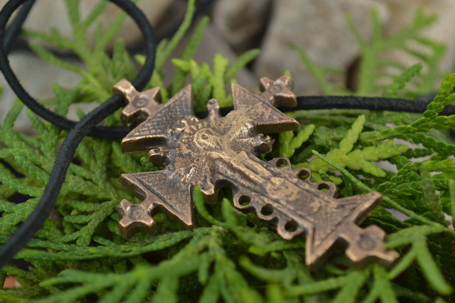 Croix pectorale en bronze moulée faite main design pendentif sur lacet noir photo 1