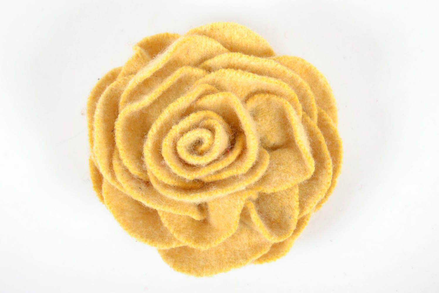 Broche fleur en laine Rosier thé  photo 2