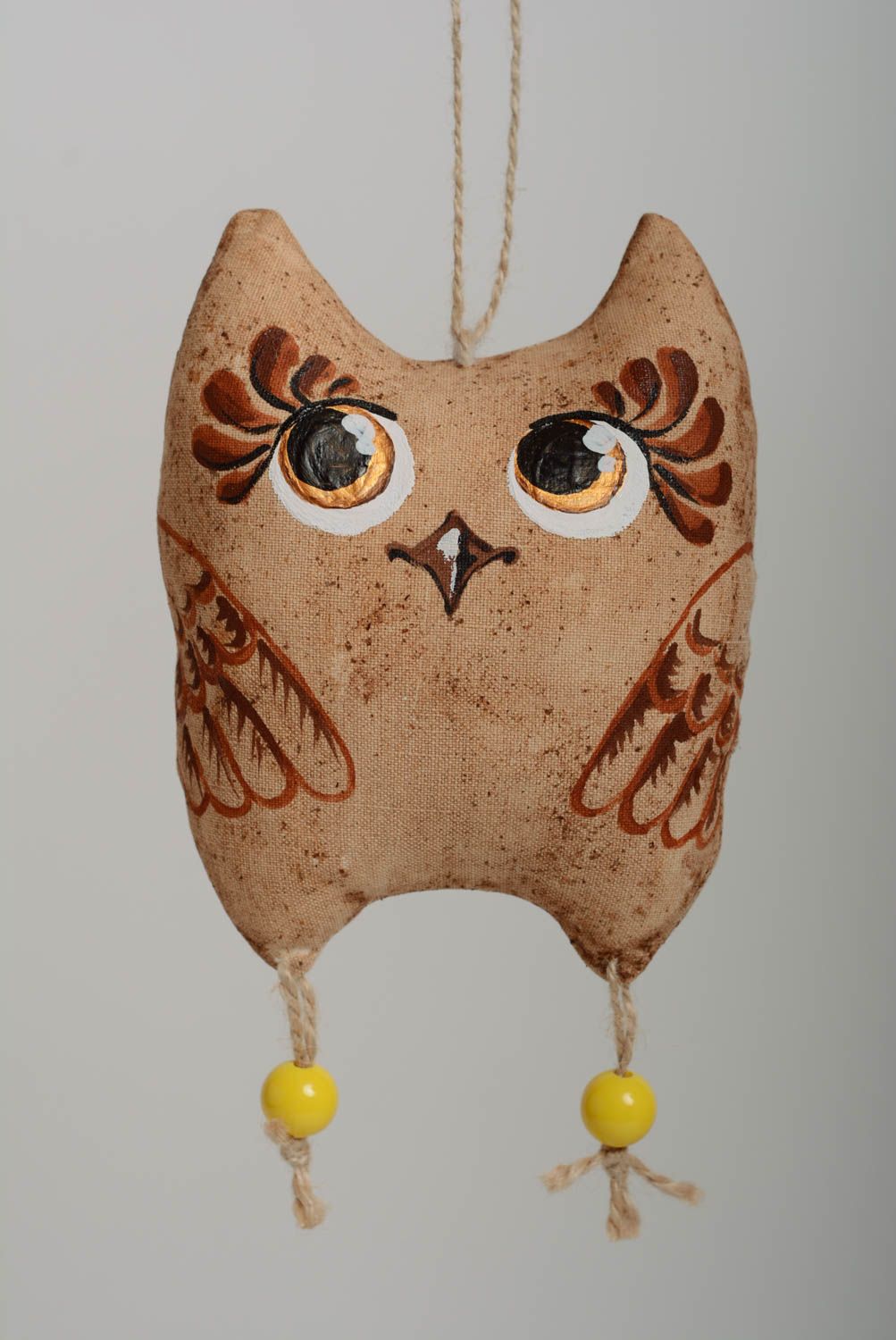 Мягкая игрушка сова с петелькой коричневая для интерьера с росписью хэнд мейд фото 1